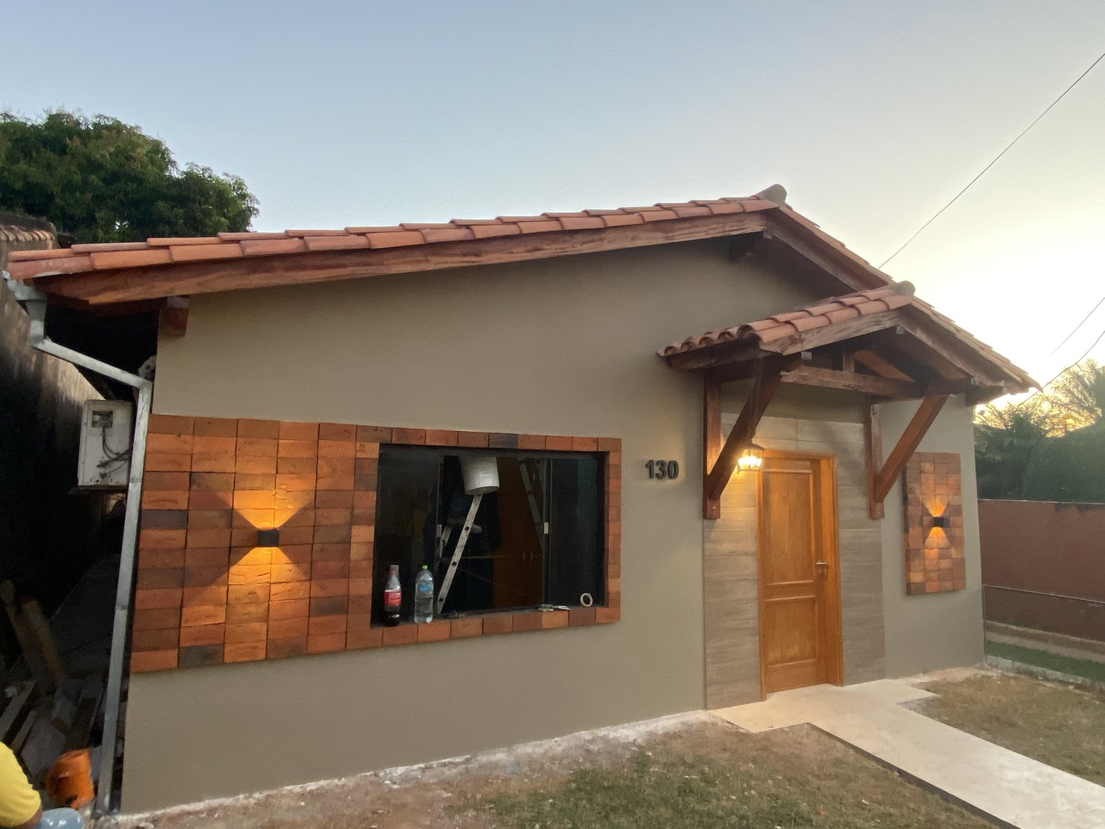 Fachada renovada con cochera, vista amplia diurna, San Lorenzo - OGA Constructora