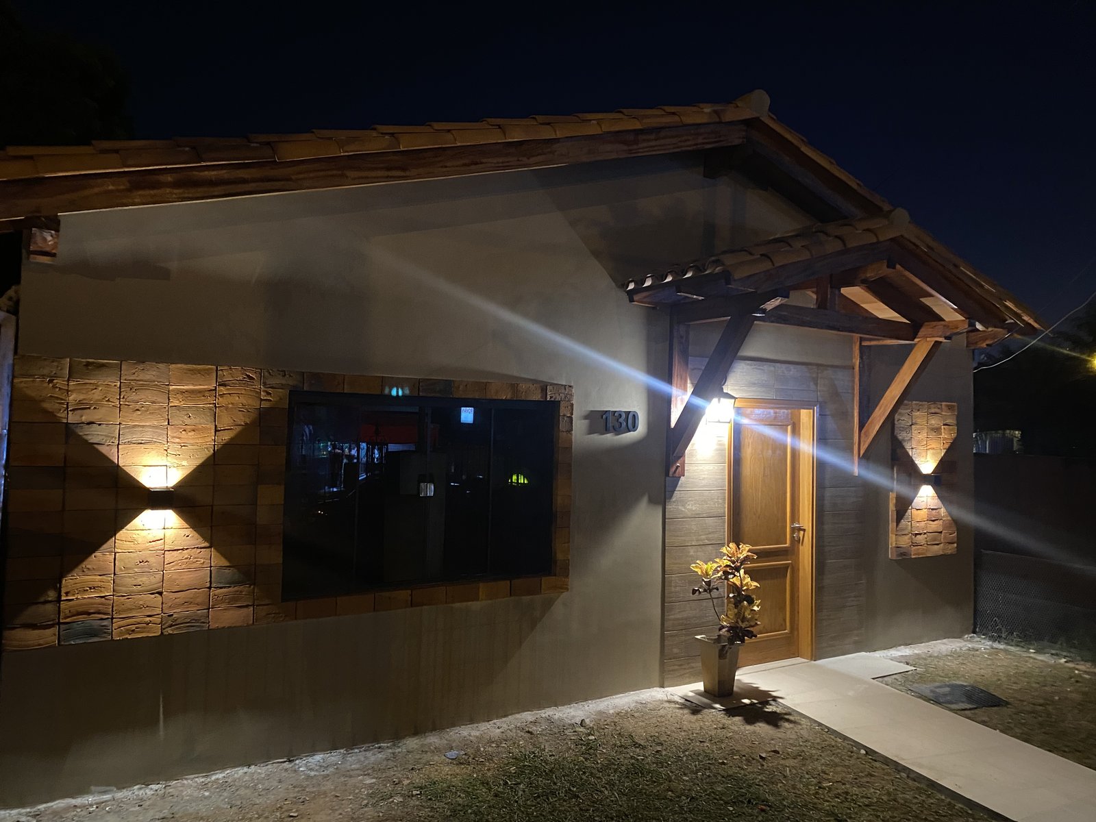 Fachada renovada con iluminacion calida nocturna, San Lorenzo - OGA Constructora