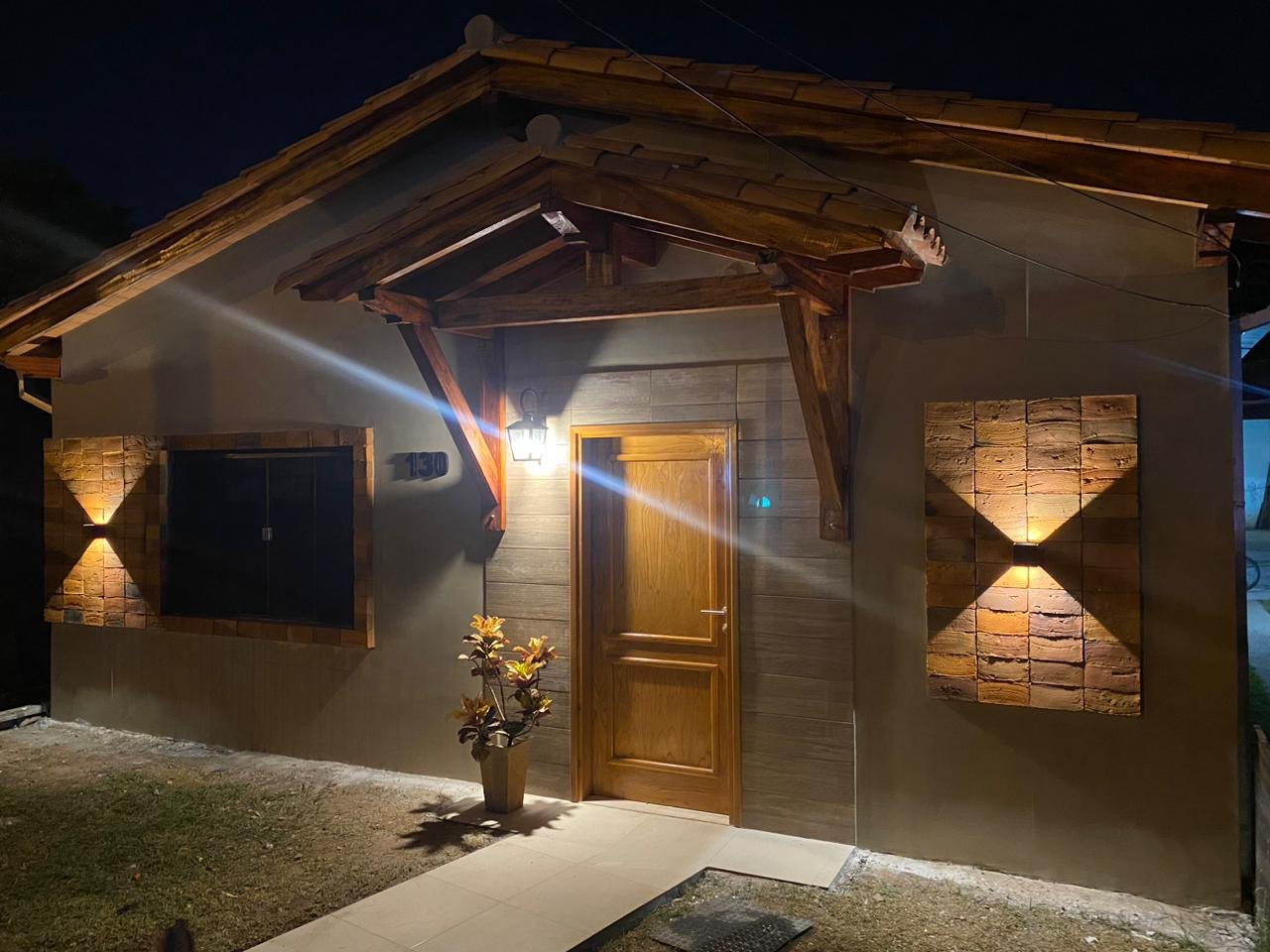 Fachada renovada iluminada al anochecer, San Lorenzo - OGA Constructora