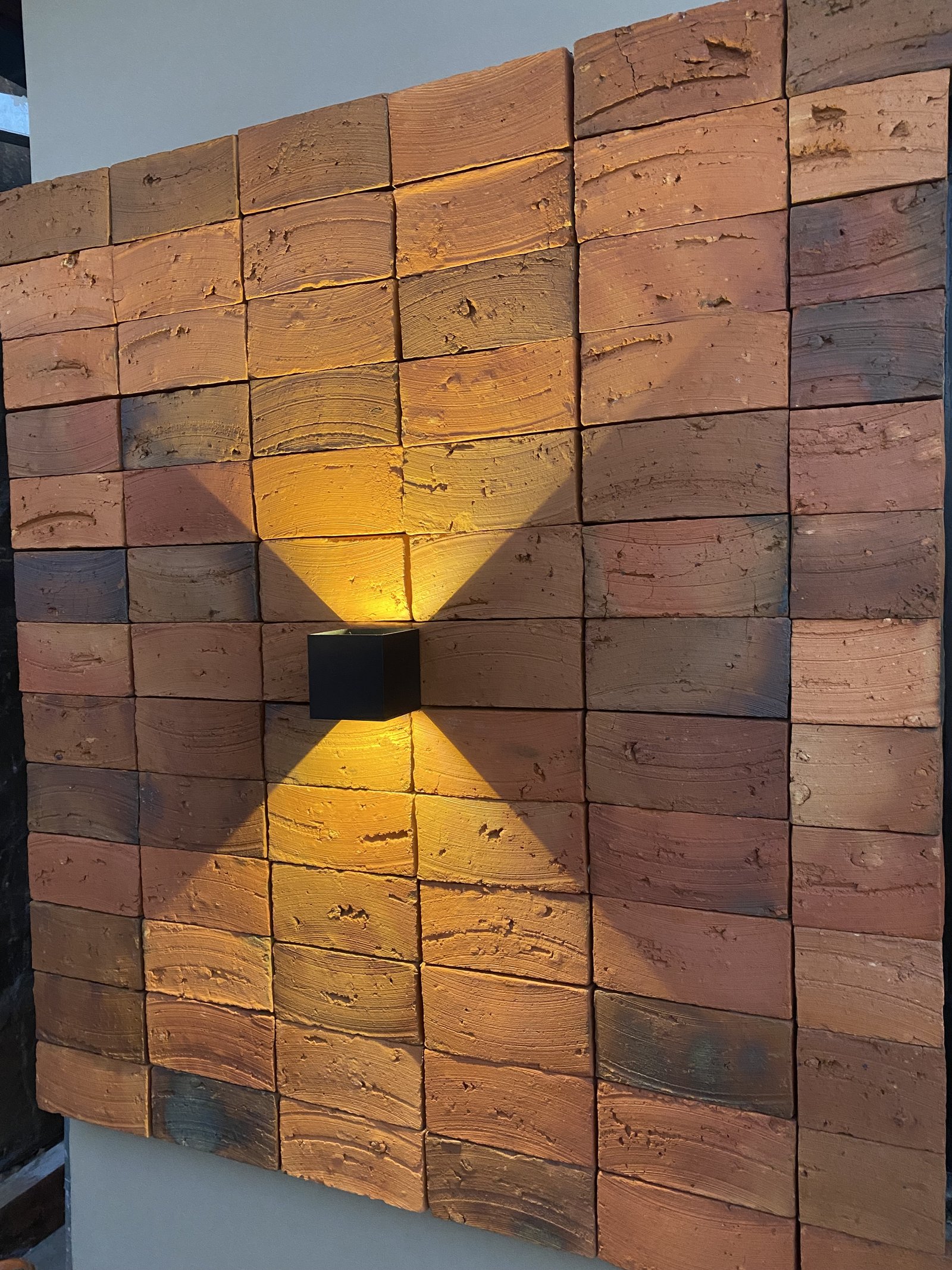 Detalle de aplique de pared con efecto de luz, fachada renovada San Lorenzo - OGA Constructora