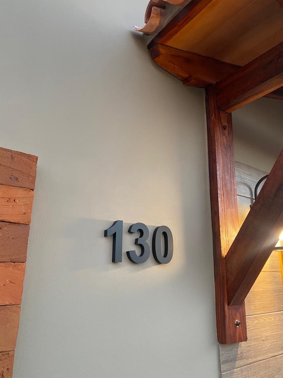 Numero de casa 130 sobre revestimiento simil piedra, San Lorenzo - OGA Constructora