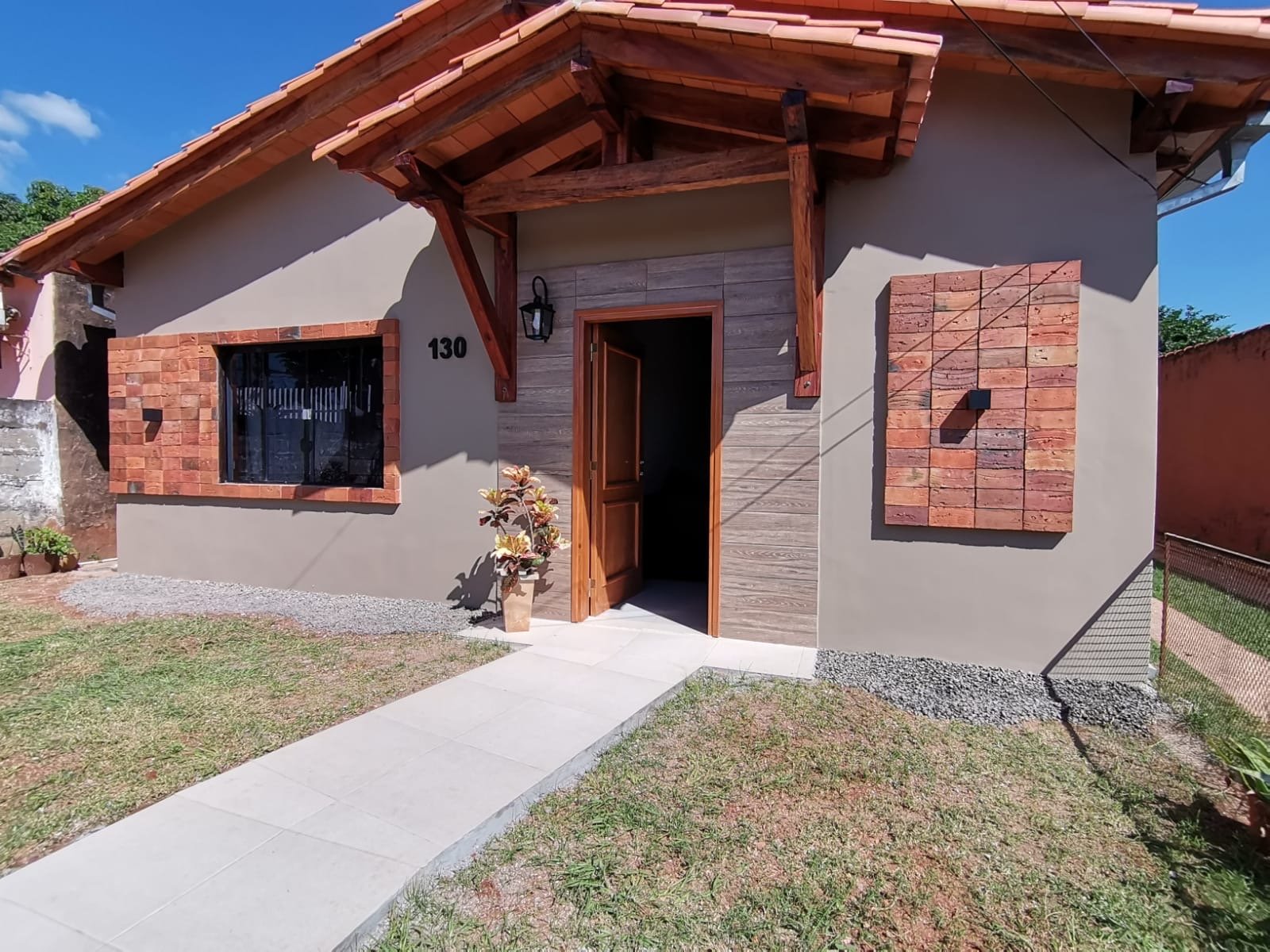 Fachada renovada en angulo con acceso, San Lorenzo - OGA Constructora