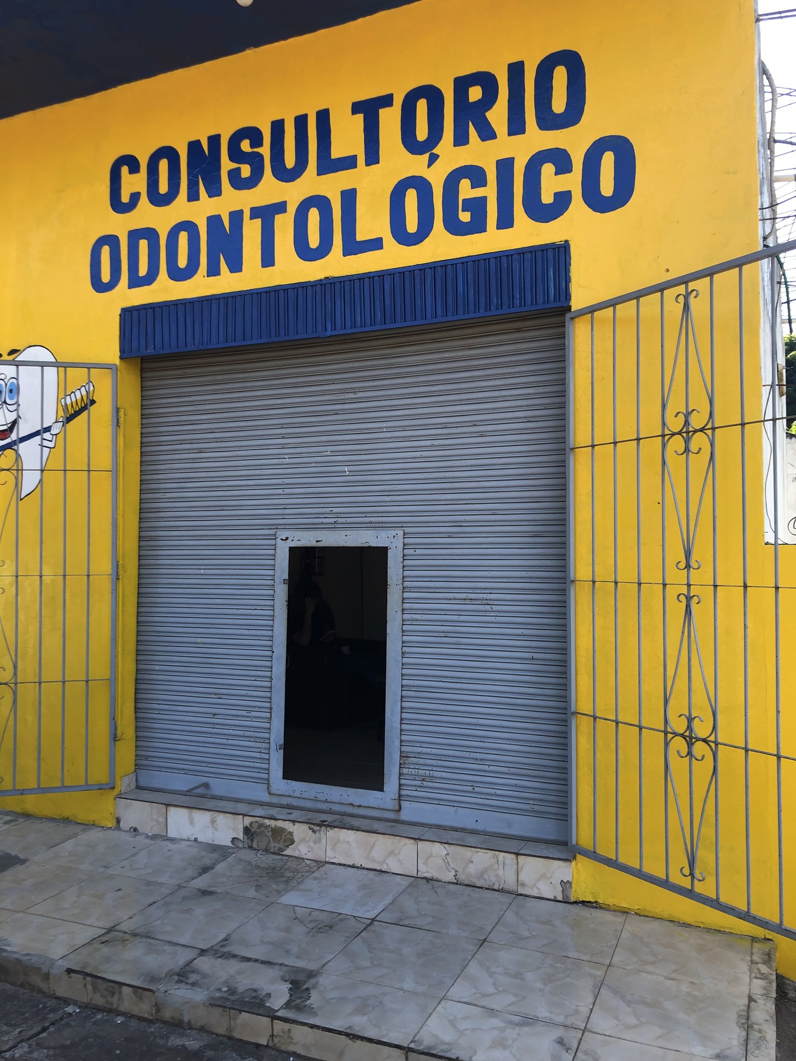 Fachada del Consultorio Odontologico con cartel, San Lorenzo - OGA Constructora