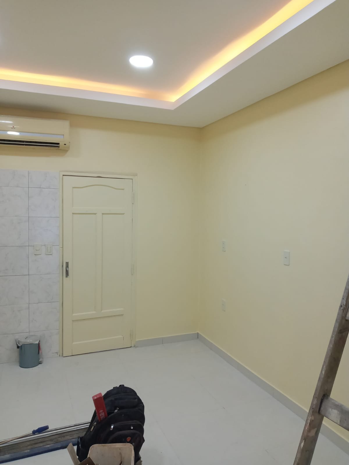 Sala terminada con cielorraso e iluminacion LED perimetral, consultorio San Lorenzo - OGA Constructora