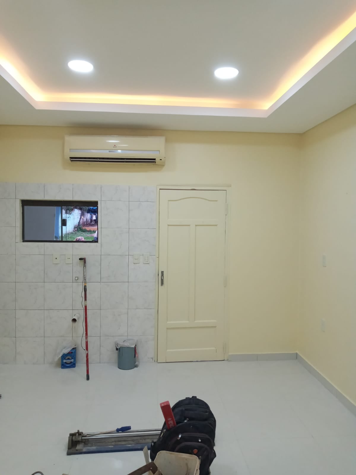 Ambiente terminado con iluminacion LED perimetral, consultorio San Lorenzo - OGA Constructora