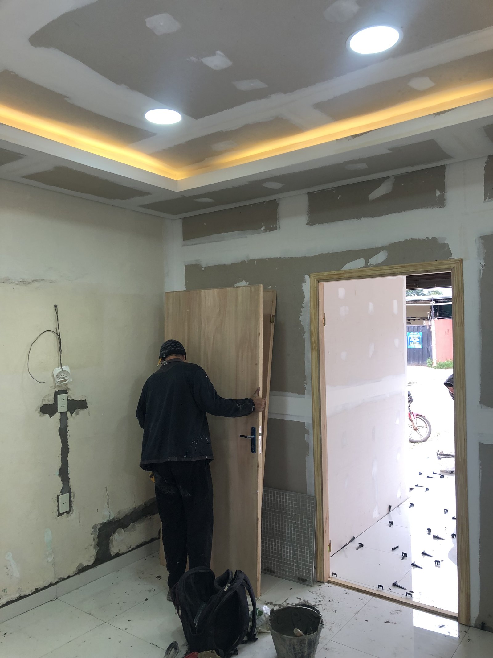 Sala terminada con cielorraso iluminado, consultorio San Lorenzo - OGA Constructora