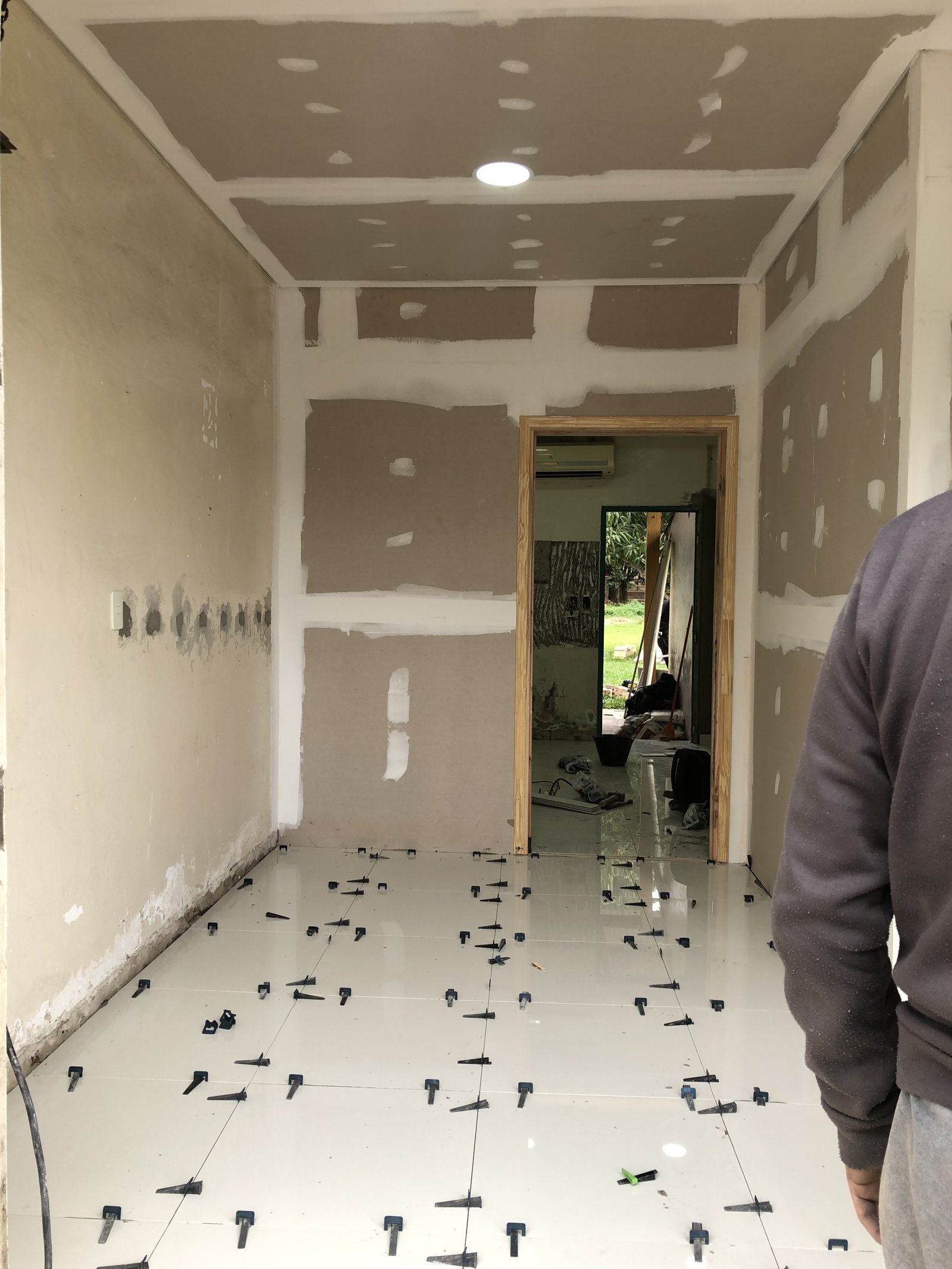 Ambiente con piso ceramico de diseno terminado, consultorio San Lorenzo - OGA Constructora