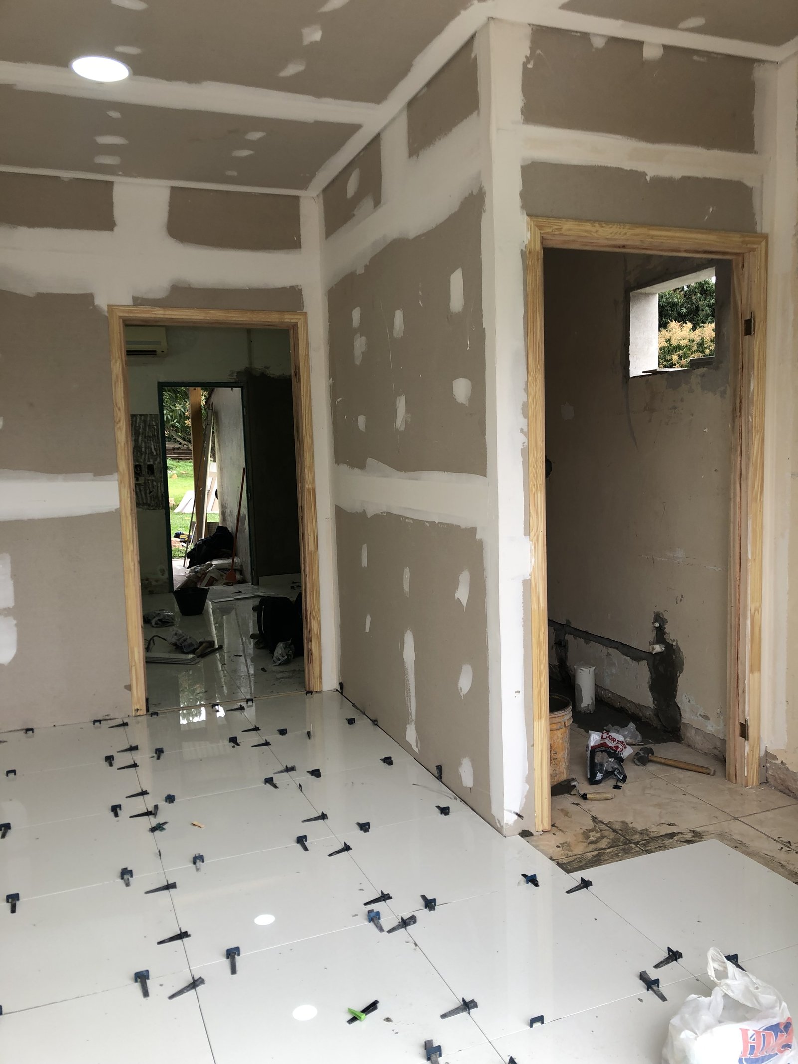 Sala terminada con revestimiento ceramico, consultorio San Lorenzo - OGA Constructora
