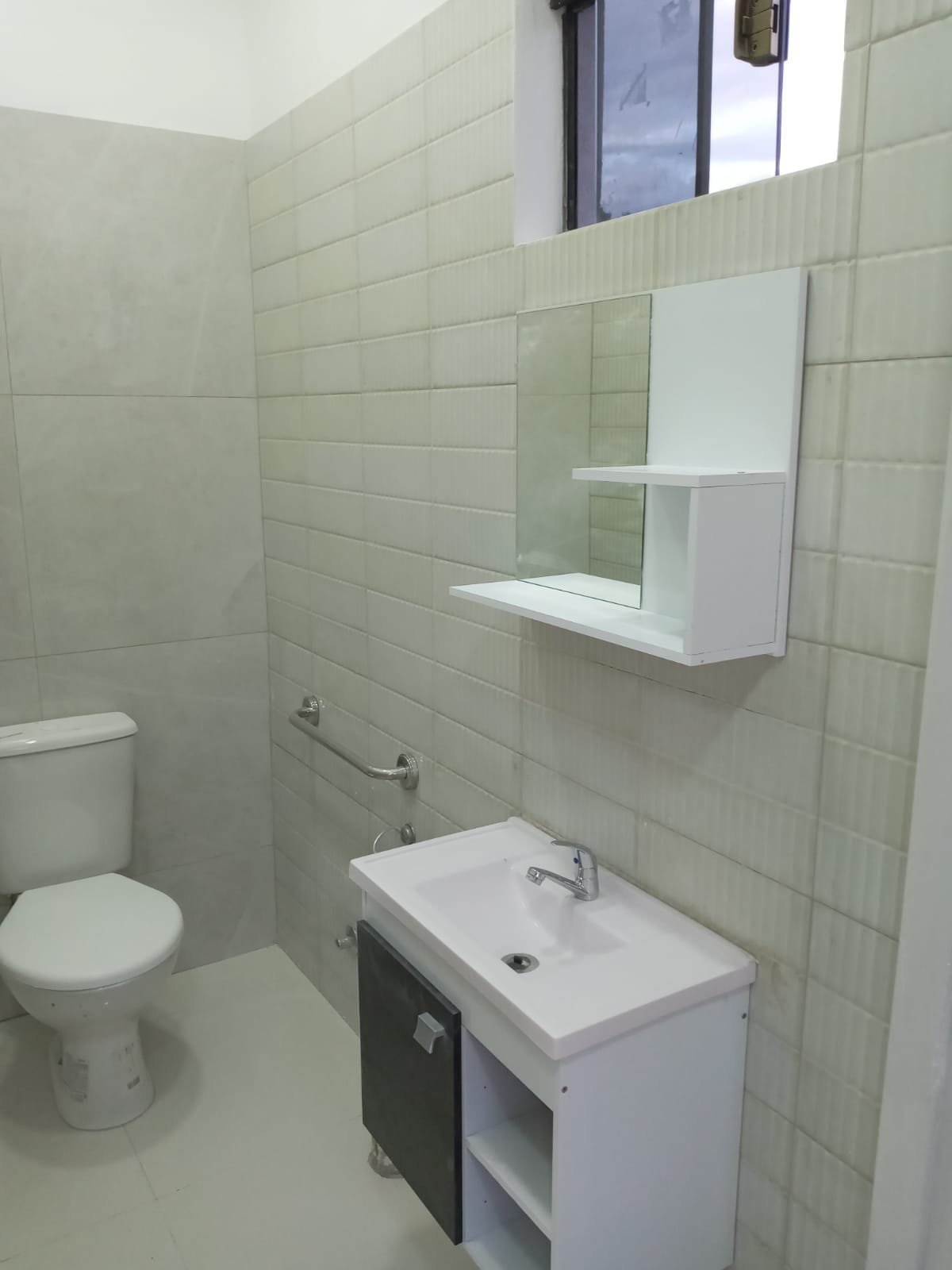 Bano terminado con bacha y espejo, consultorio San Lorenzo - OGA Constructora