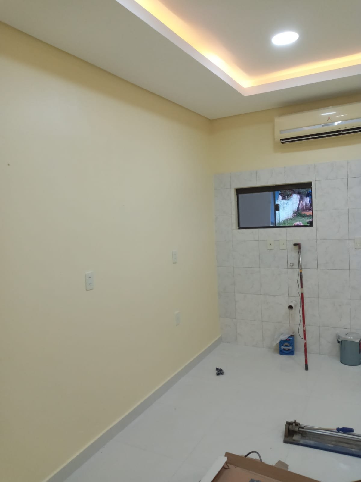 Bano con bacha, espejo y television, consultorio San Lorenzo - OGA Constructora