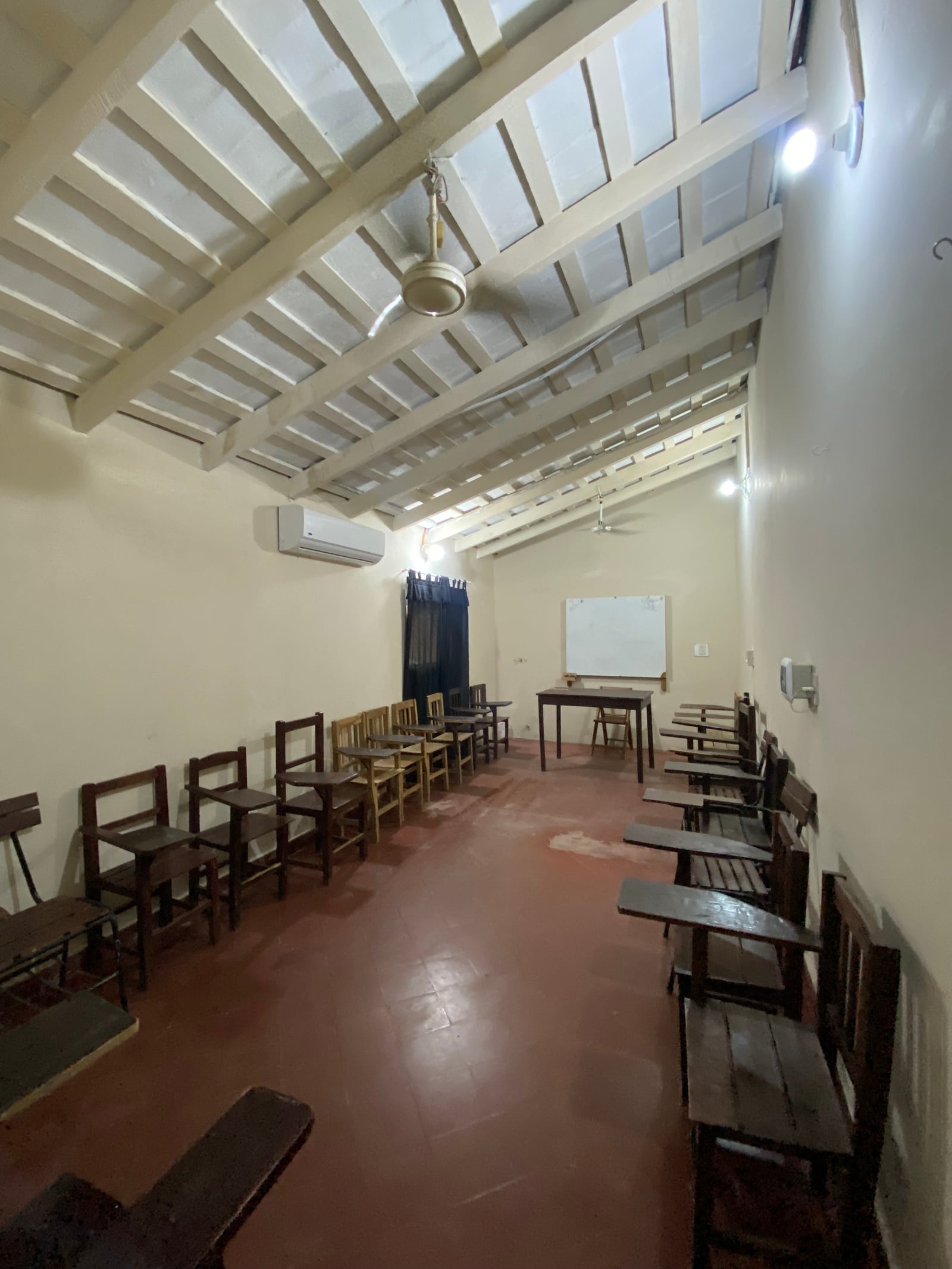 Salon con techo de madera a la vista y piso ceramico rojo, Instituto San Buenaventura Yaguaron - OGA Constructora
