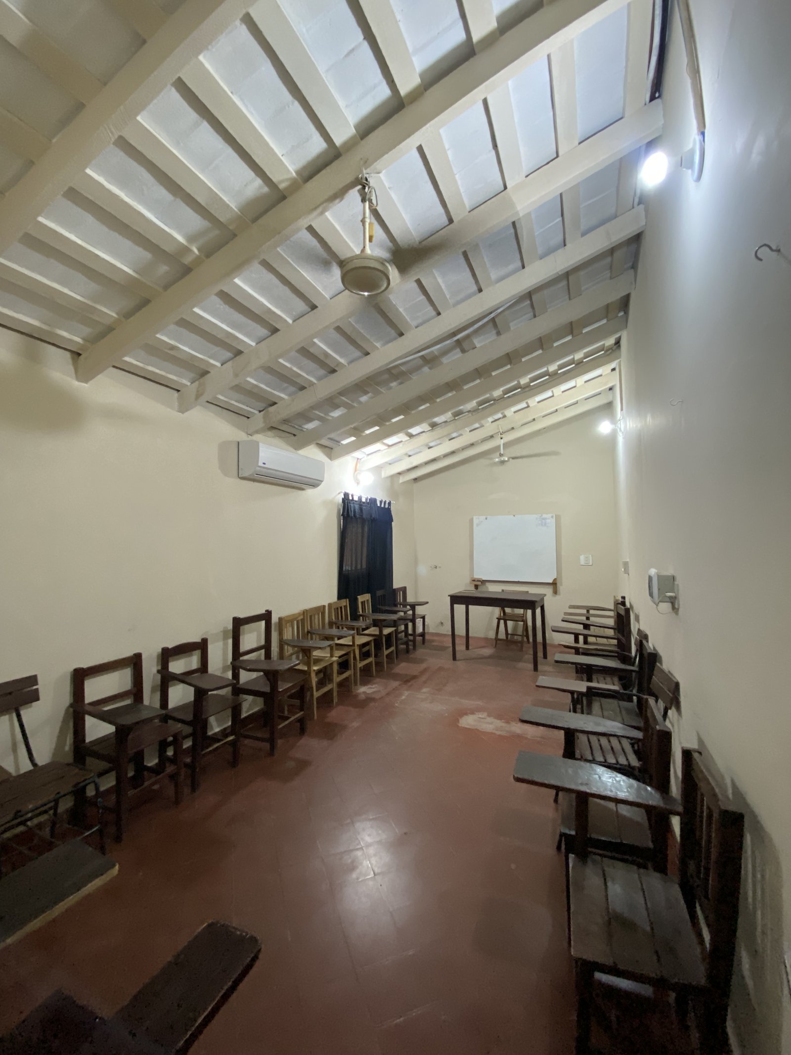 Salon amplio con estructura de techo de madera, Instituto San Buenaventura Yaguaron - OGA Constructora