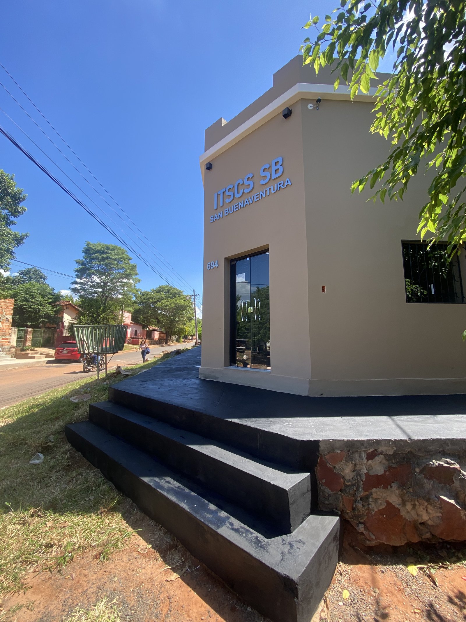 Vista exterior del Instituto San Buenaventura, Yaguaron - OGA Constructora