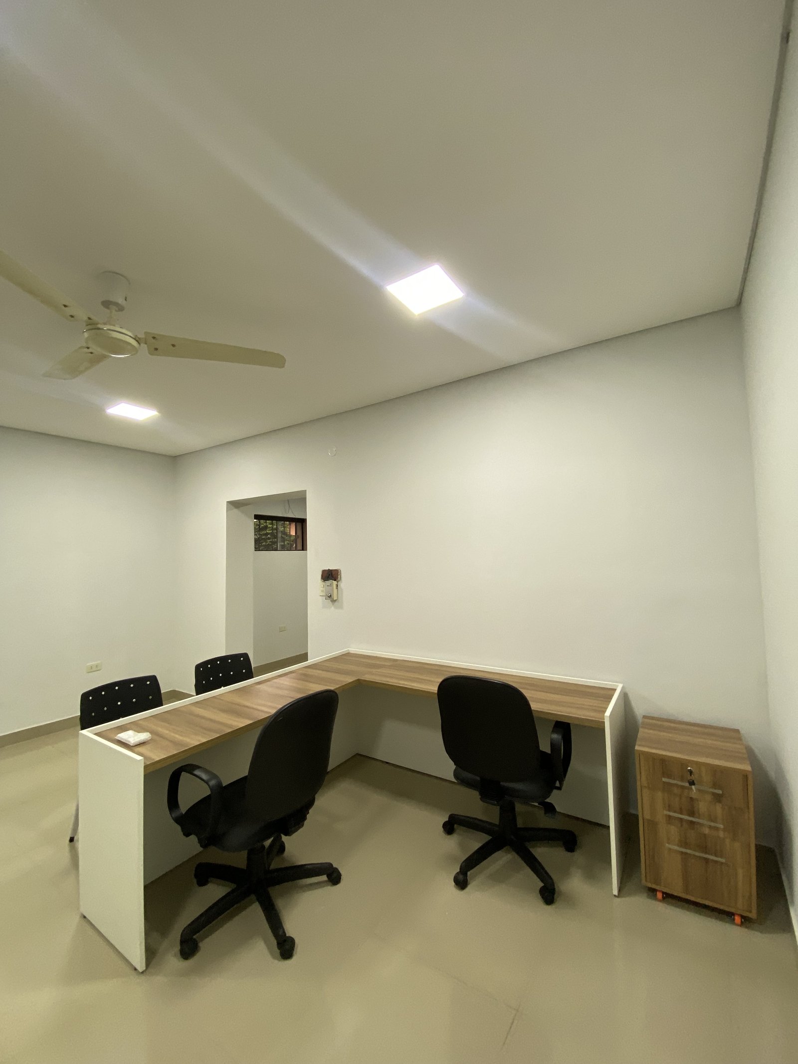 Sala de trabajo del Instituto San Buenaventura, Yaguaron - OGA Constructora