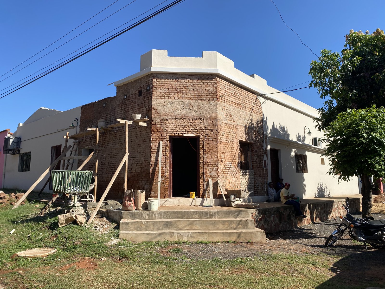 Avance de obra en ladrillo del Instituto San Buenaventura, Yaguaron - OGA Constructora