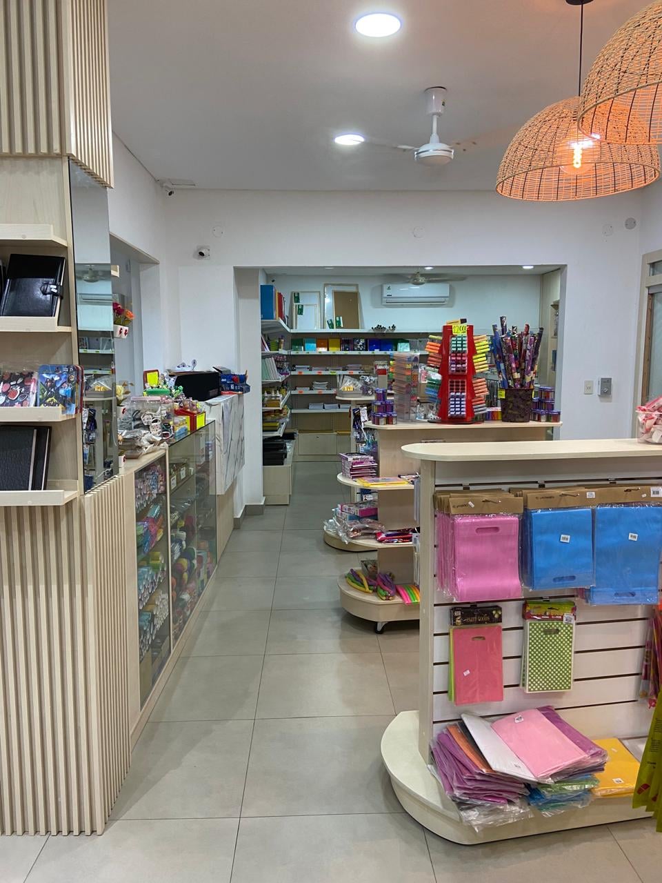 Interior terminado de la librería San Buenaventura, Yaguarón - OGA Constructora