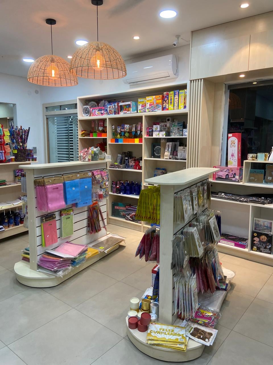 Pasillo de estanterias de la libreria San Buenaventura, Yaguaron - OGA Constructora