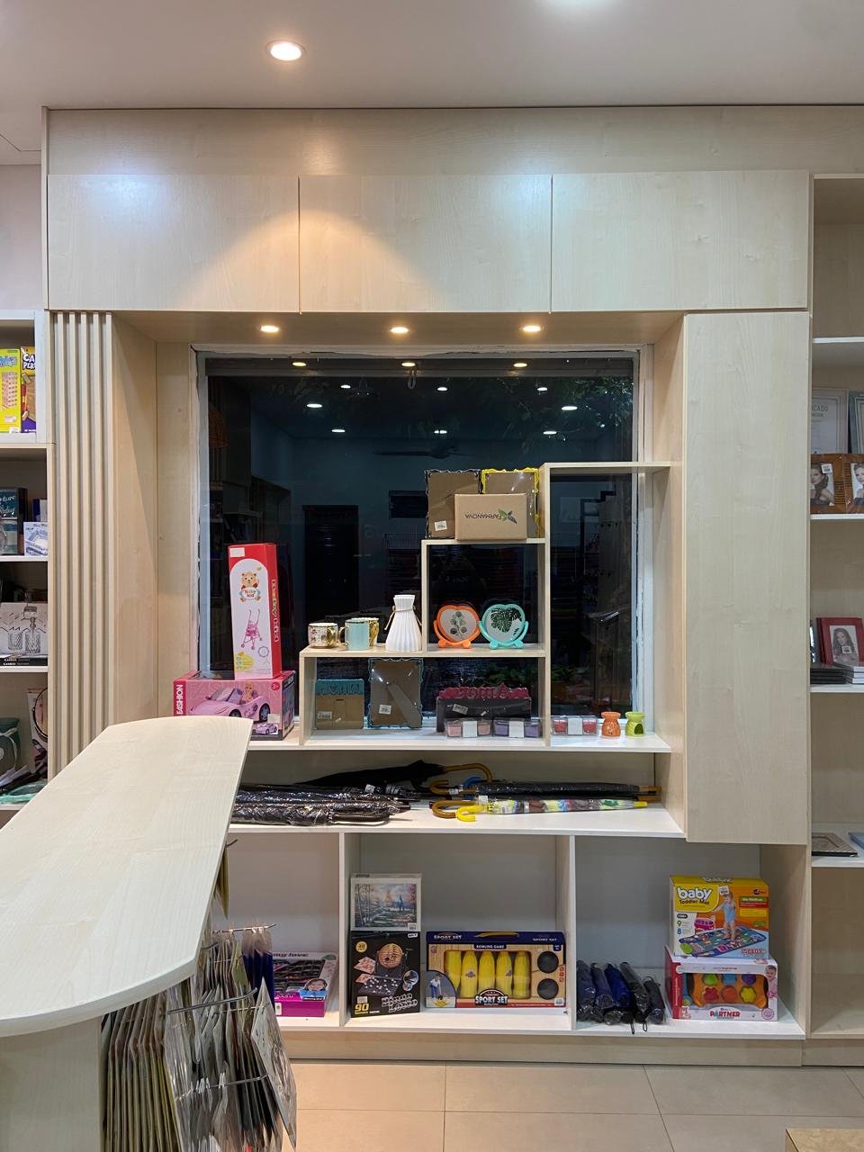 Interior de la libreria San Buenaventura con estanterias e iluminacion colgante, Yaguaron - OGA Constructora