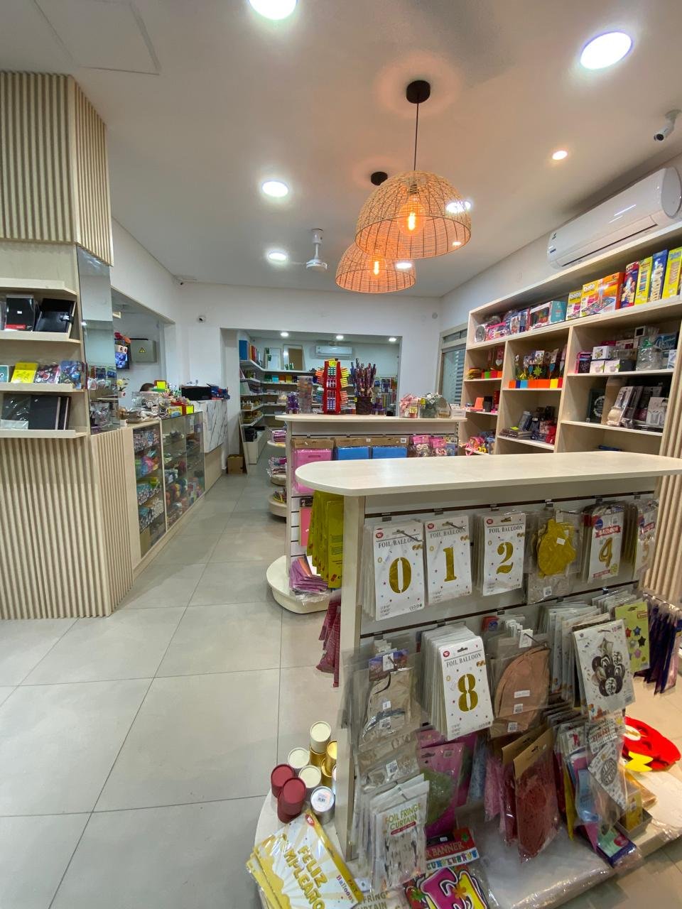 Estanterias con productos de la libreria San Buenaventura, Yaguaron - OGA Constructora
