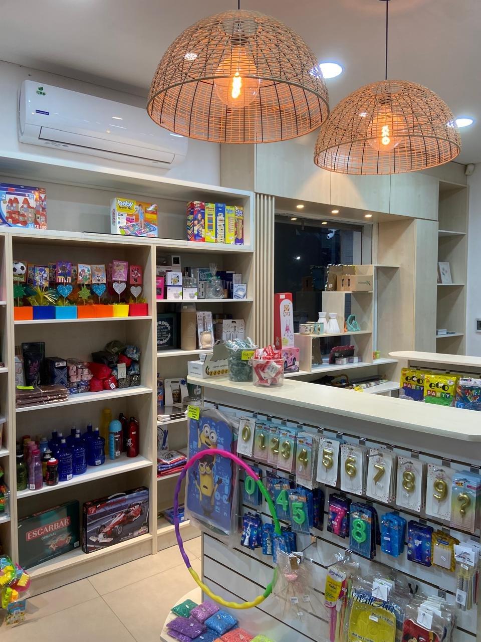 Ambiente de la libreria San Buenaventura con iluminacion colgante, Yaguaron - OGA Constructora