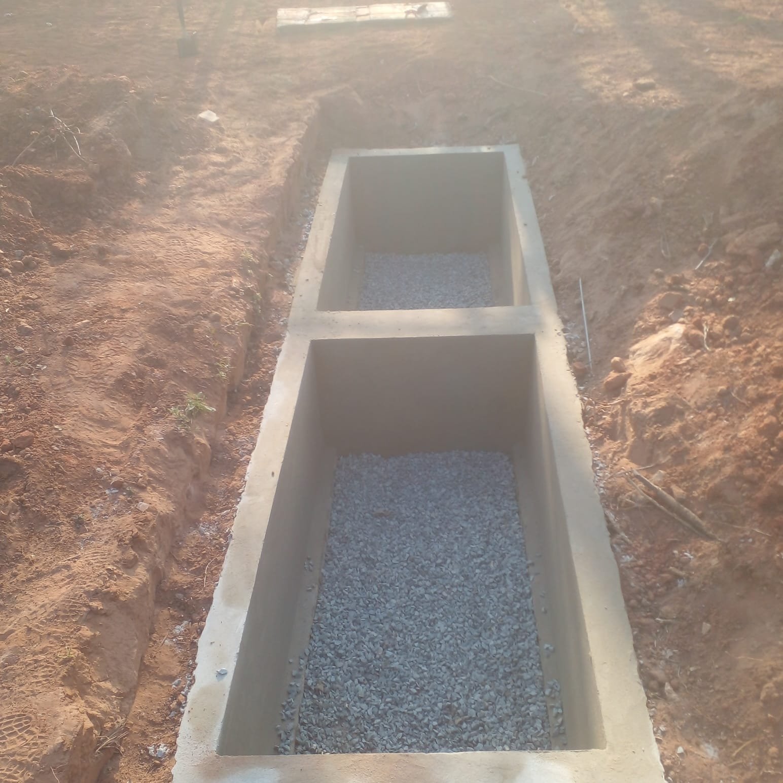 Espejo de agua y solado de piedra en memorial Hermanas Dominicas - OGA Constructora