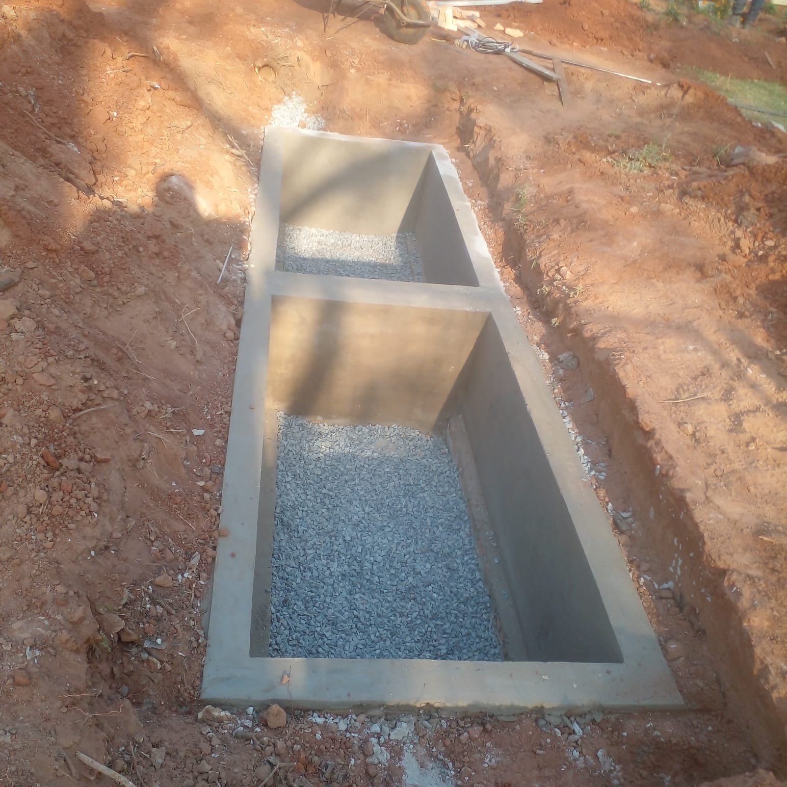 Detalle del espejo de agua del memorial Hermanas Dominicas - OGA Constructora
