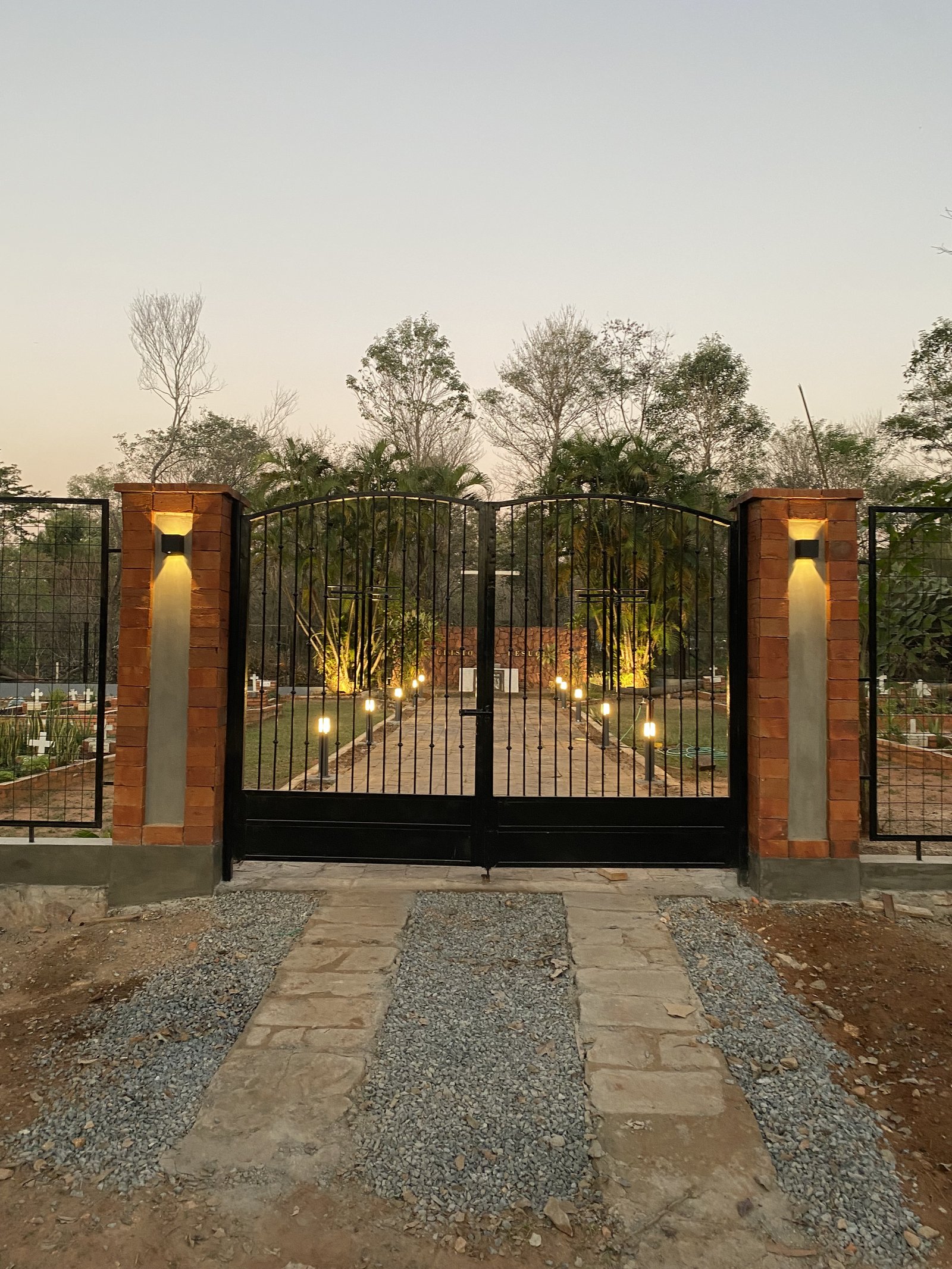 Porton de ingreso con luces calidas, memorial Hermanas Dominicas - OGA Constructora