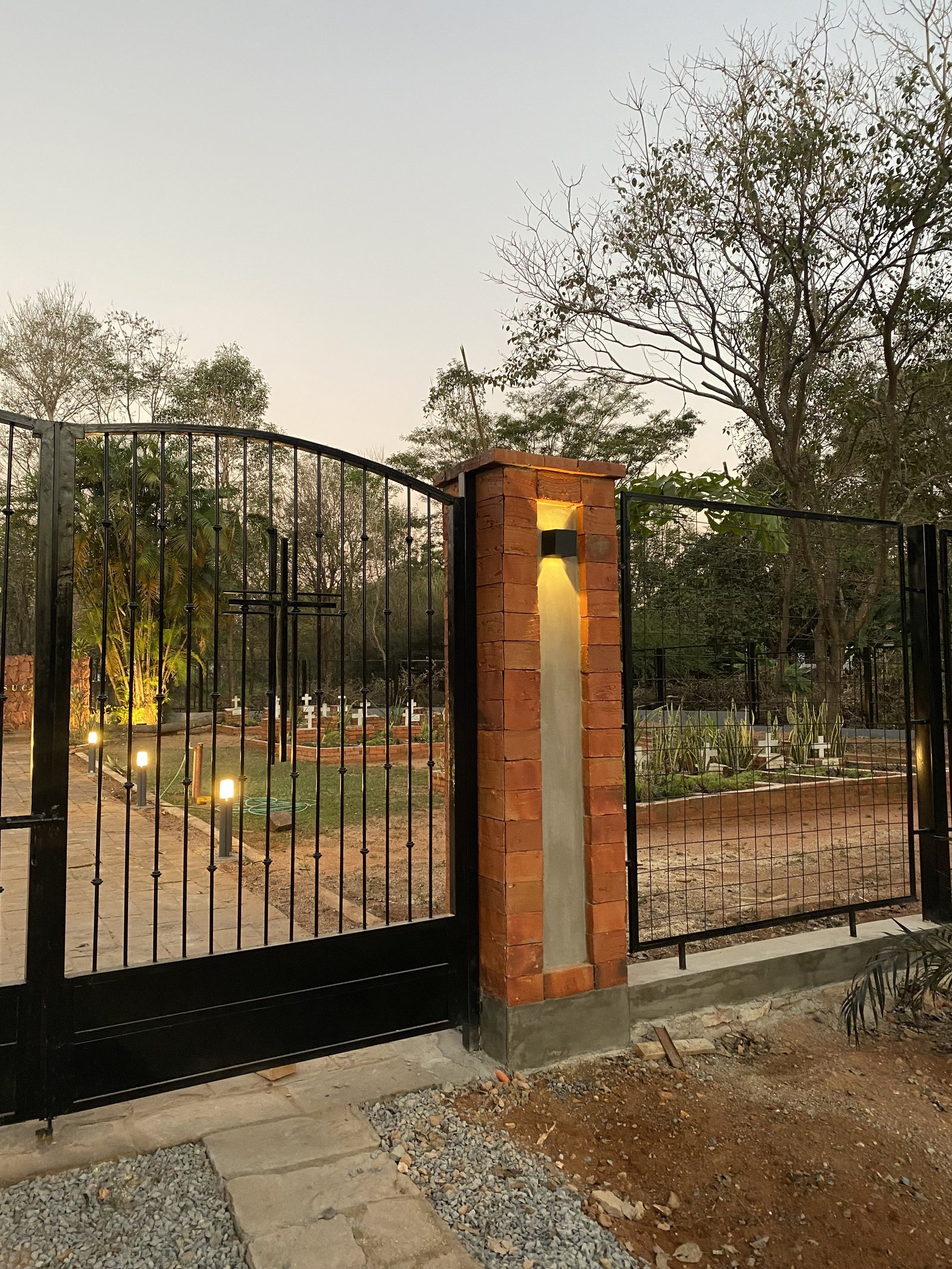 Sendero iluminado con balizas hacia el acceso del memorial Hermanas Dominicas - OGA Constructora