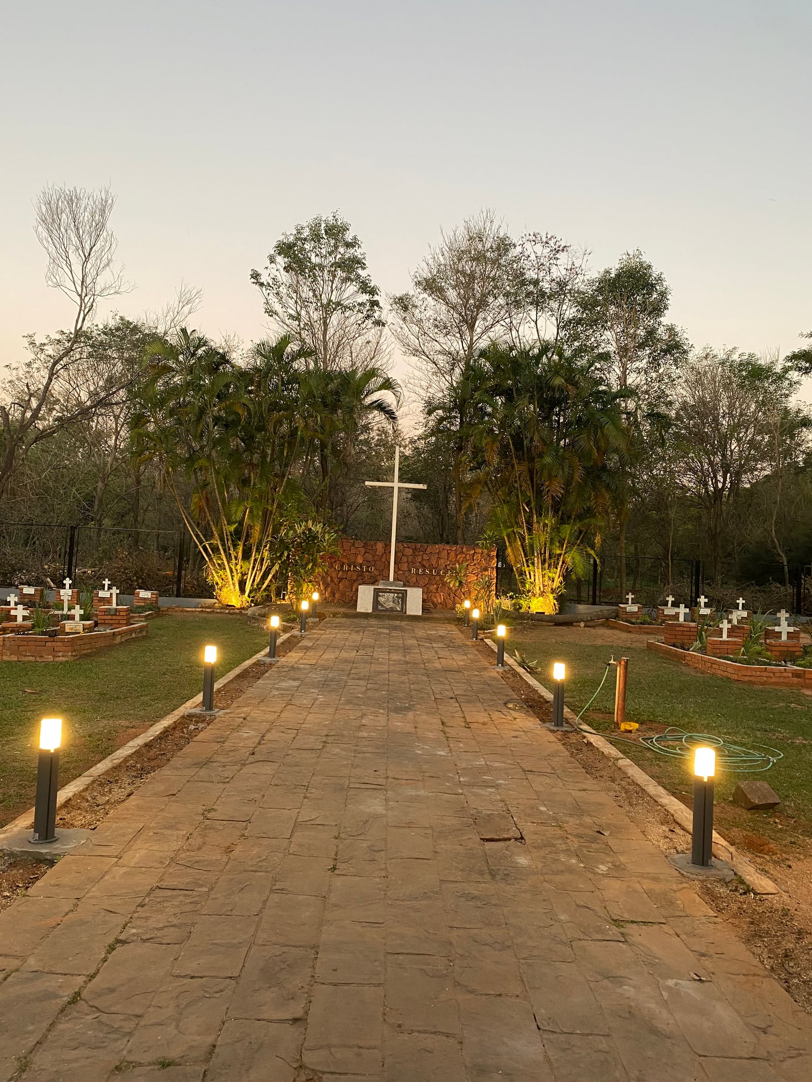 Sendero simetrico iluminado al atardecer, memorial Hermanas Dominicas - OGA Constructora