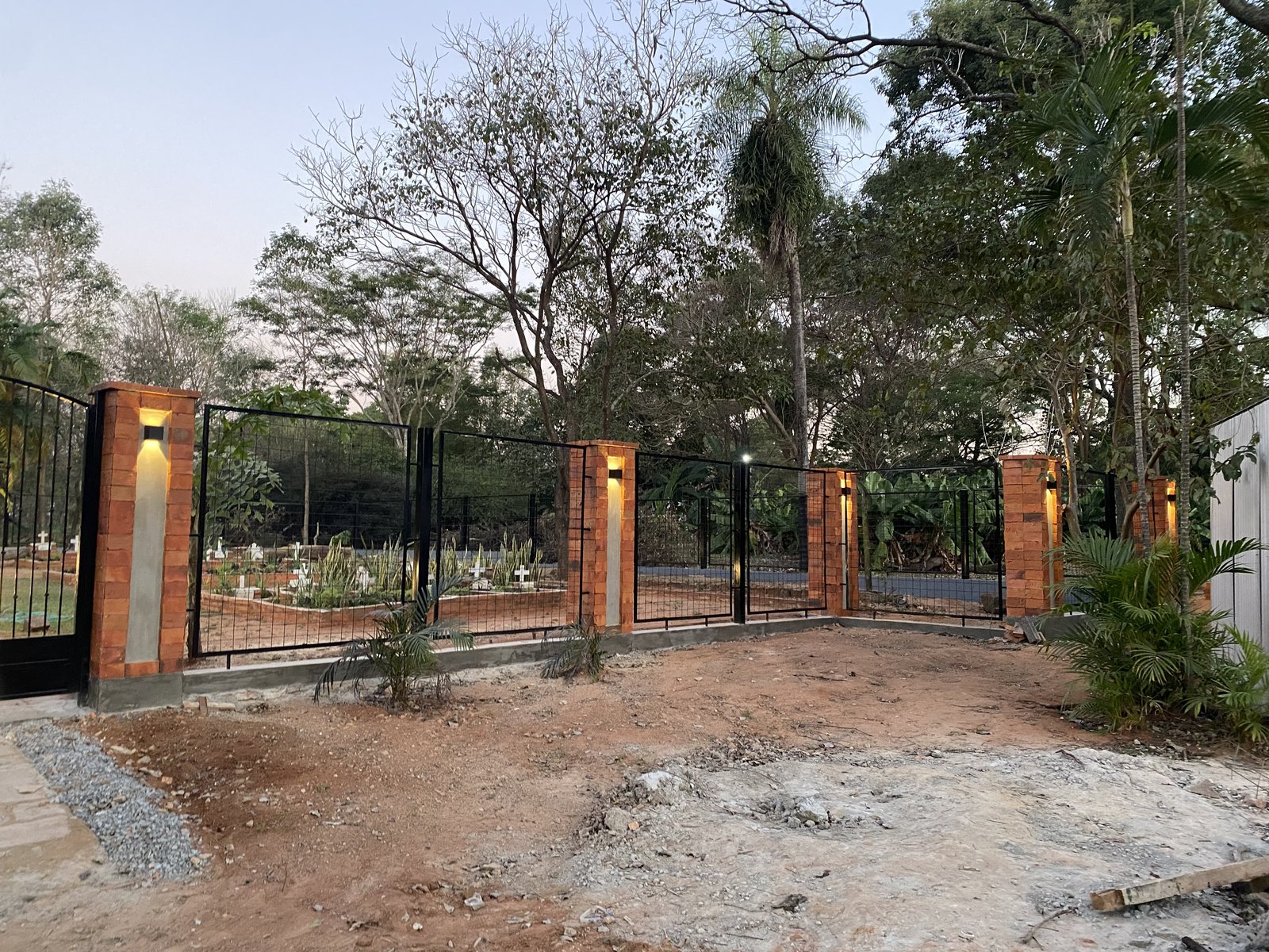 Columnas y prgola en el parque del memorial Hermanas Dominicas - OGA Constructora