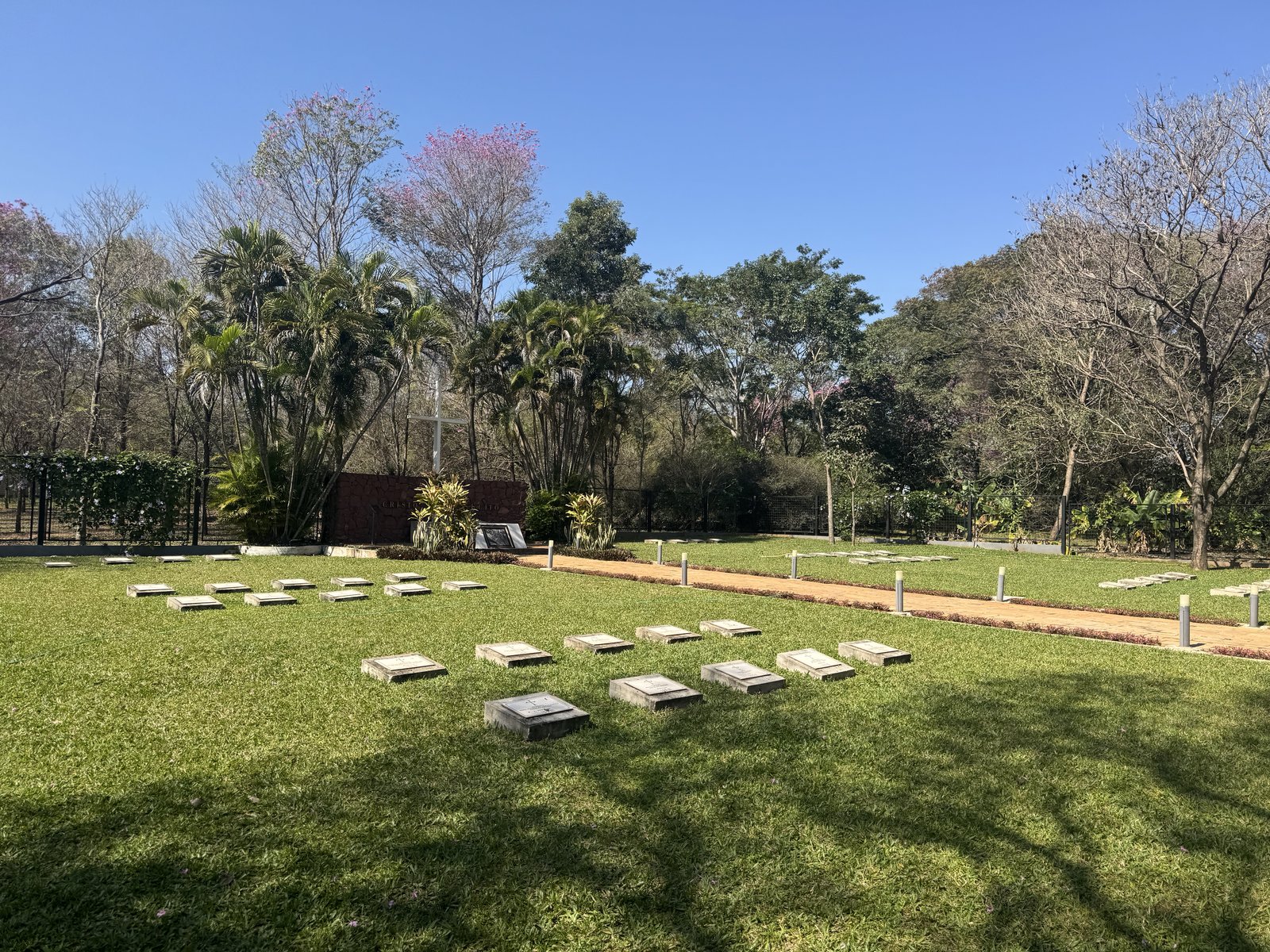 Parque y cesped del memorial Hermanas Dominicas - OGA Constructora