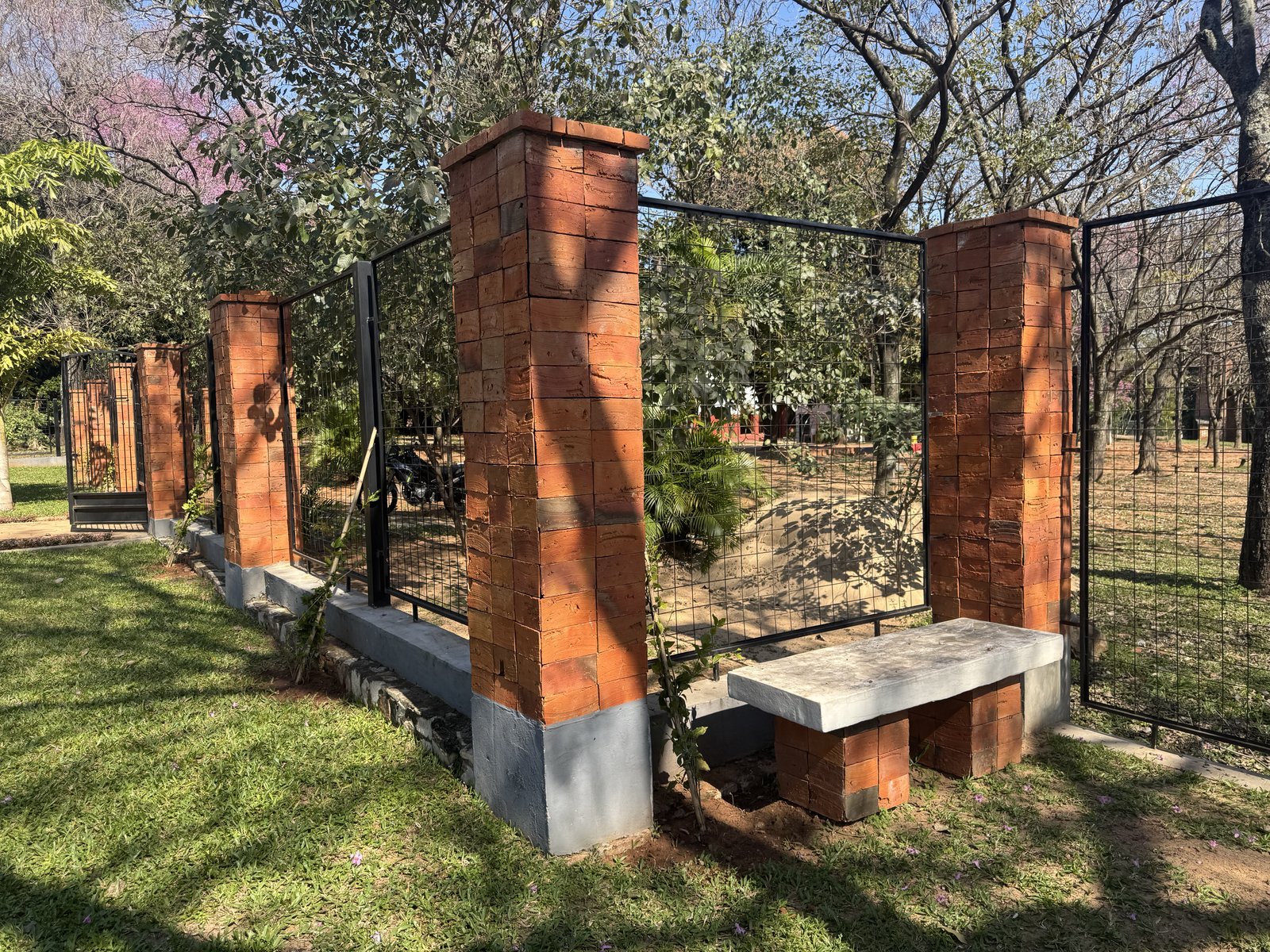 Columna con banco conmemorativo, memorial Hermanas Dominicas - OGA Constructora