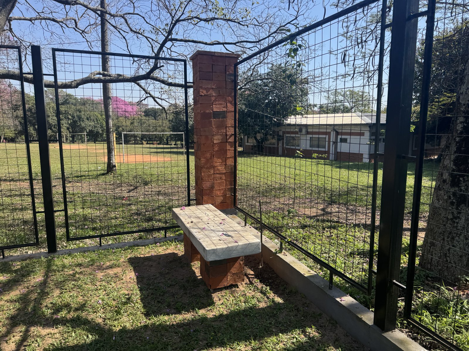 Columna y banco en el parque del memorial Hermanas Dominicas - OGA Constructora