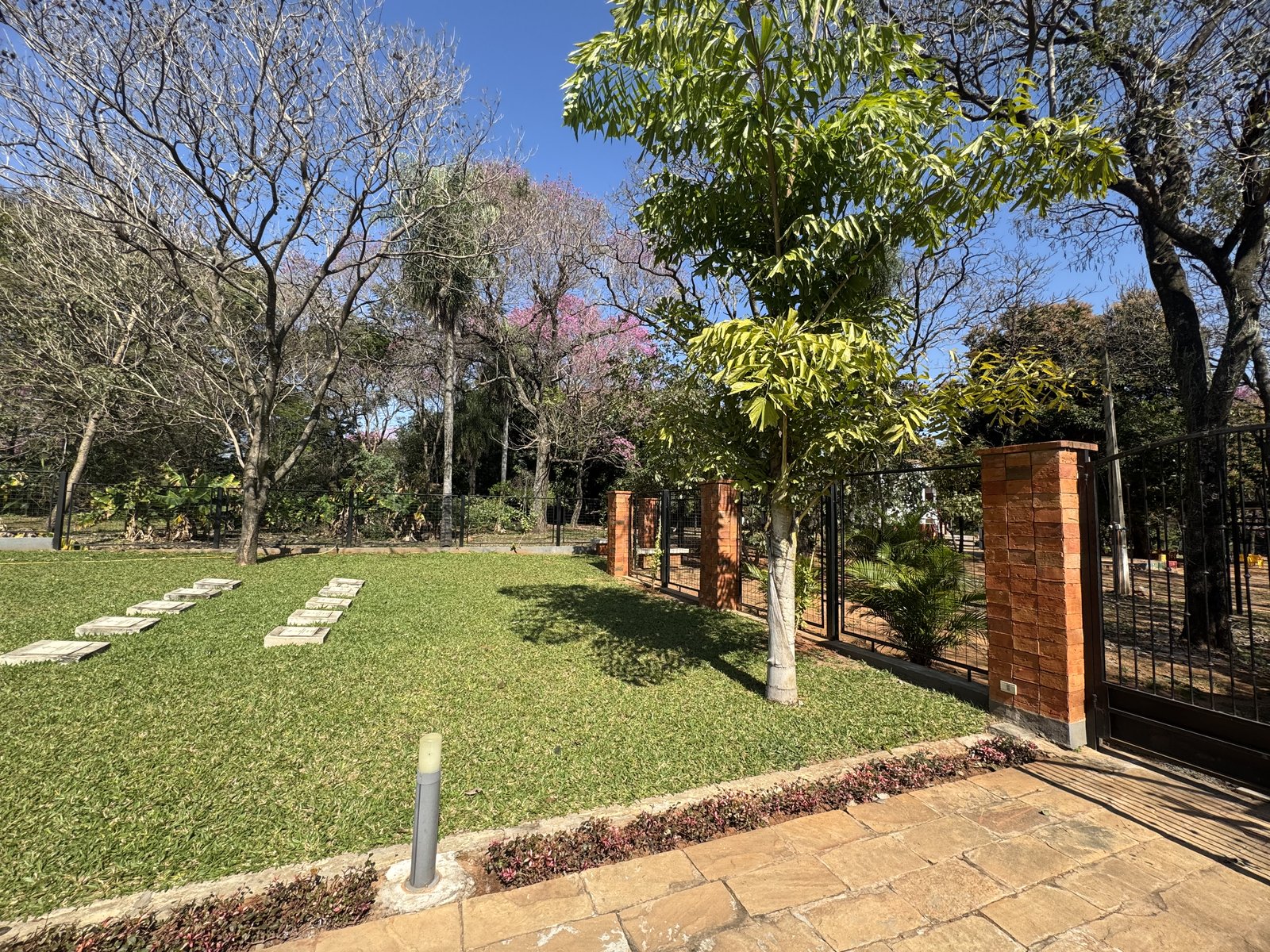 Cesped con nichos en el memorial Hermanas Dominicas - OGA Constructora
