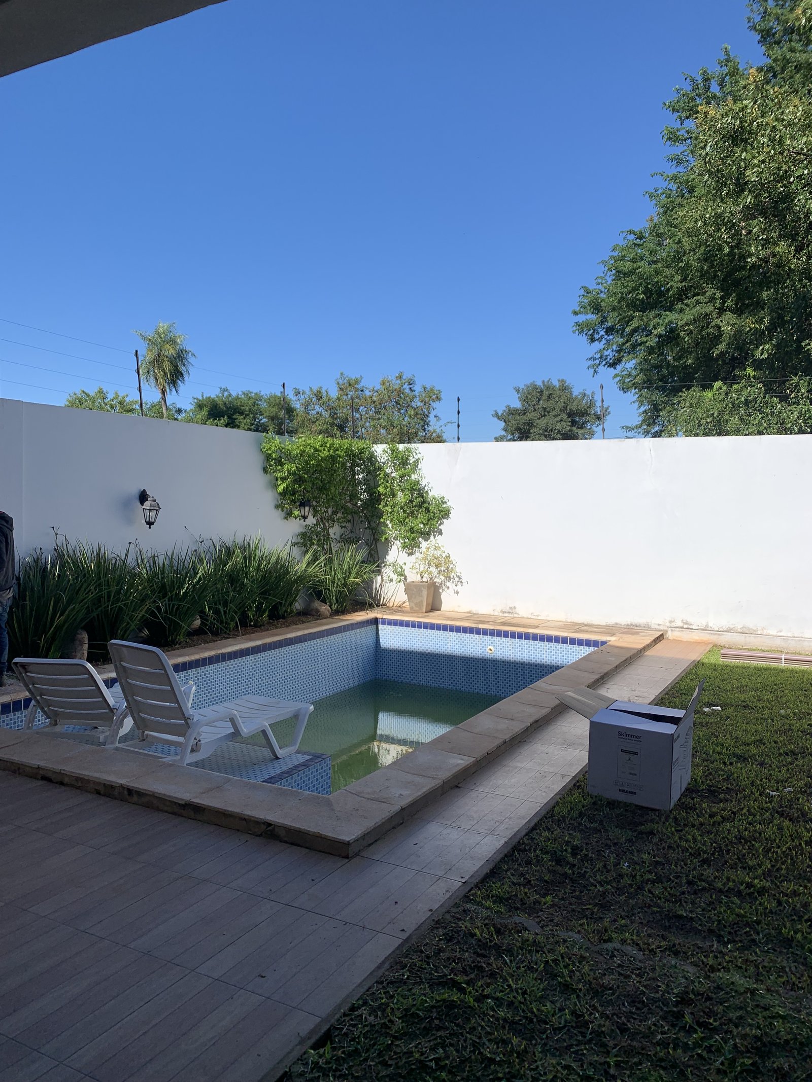 Piscina terminada con deck de madera, Loma Pyta - OGA Constructora