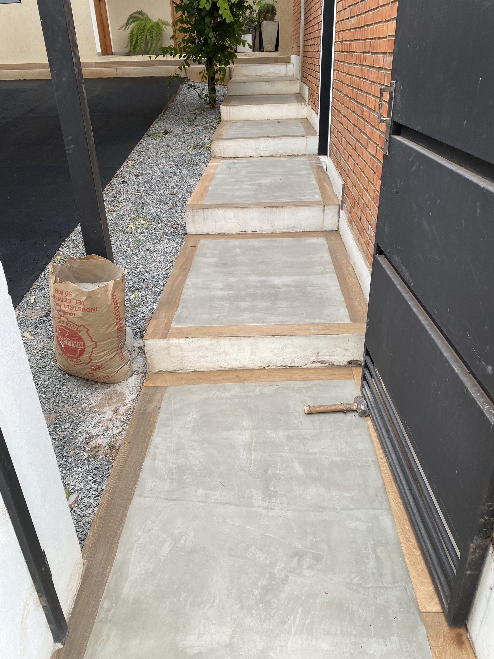 Sendero lateral con escalones entre muros, Loma Pyta - OGA Constructora
