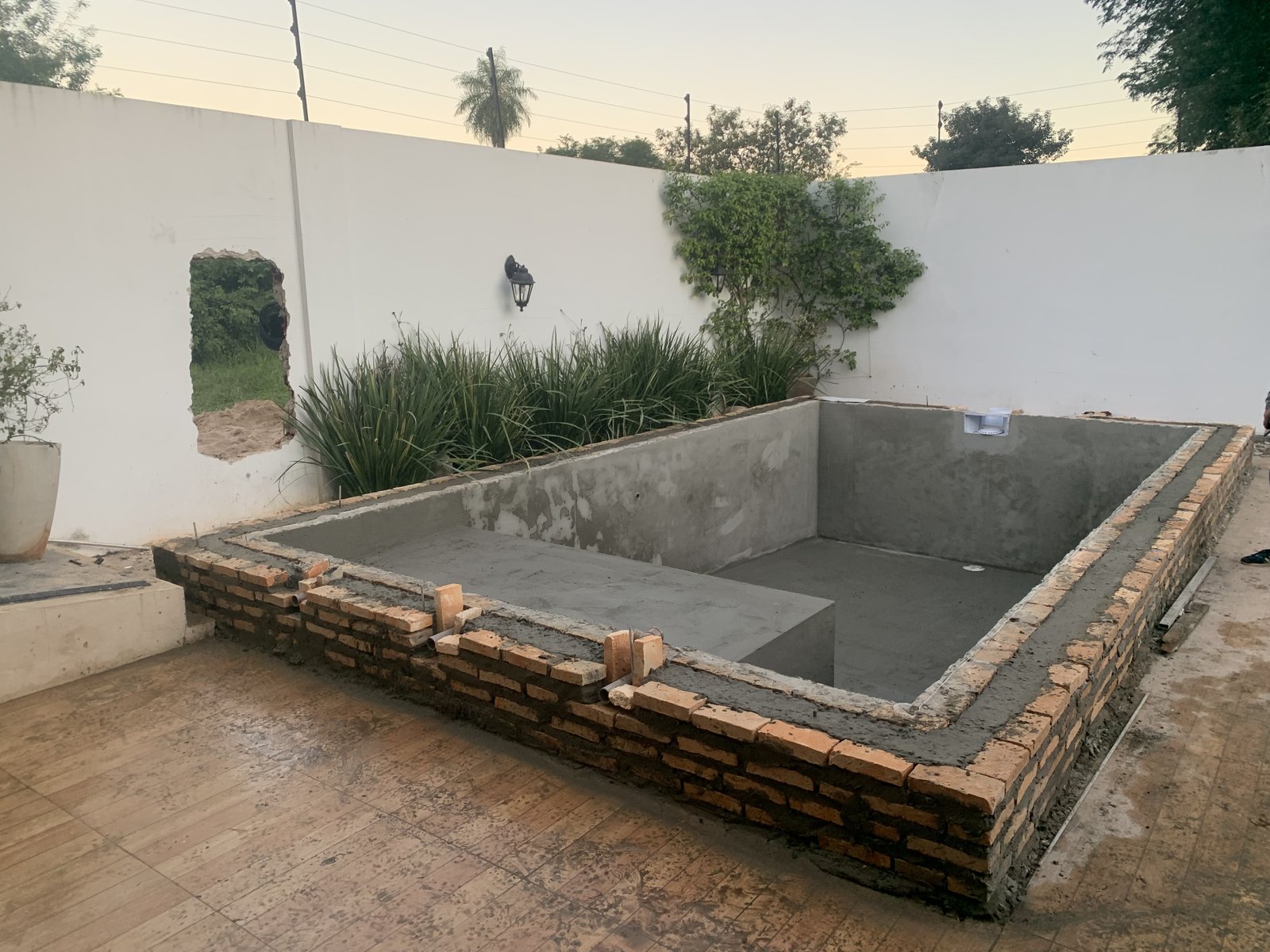 Piscina en construccion antes de la terminacion, Loma Pyta - OGA Constructora