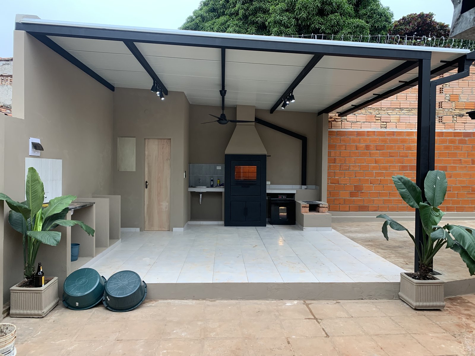 Quincho terminado con vegetacion, San Lorenzo - OGA Constructora