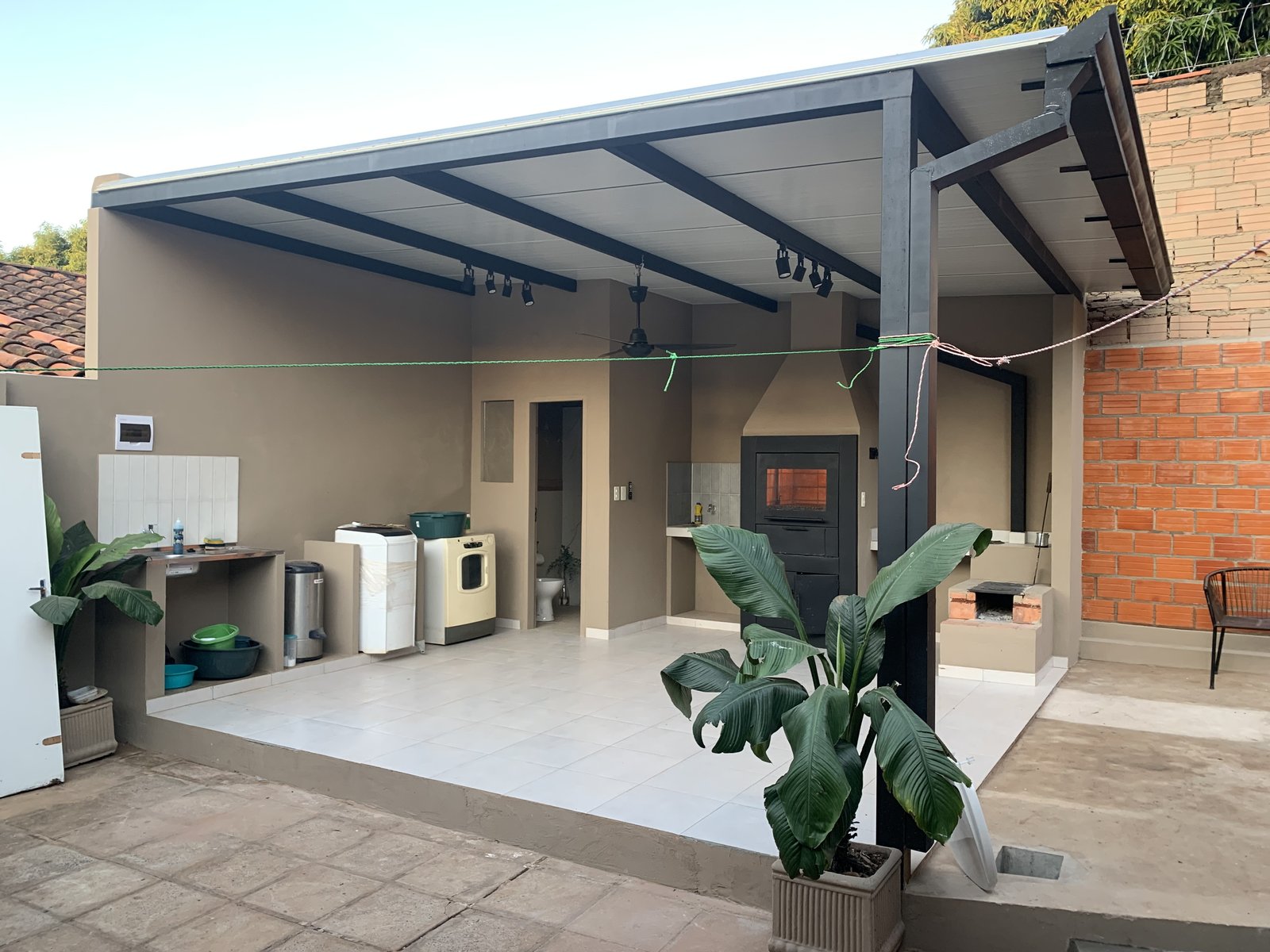 Quincho terminado con artefactos y plantas, San Lorenzo - OGA Constructora