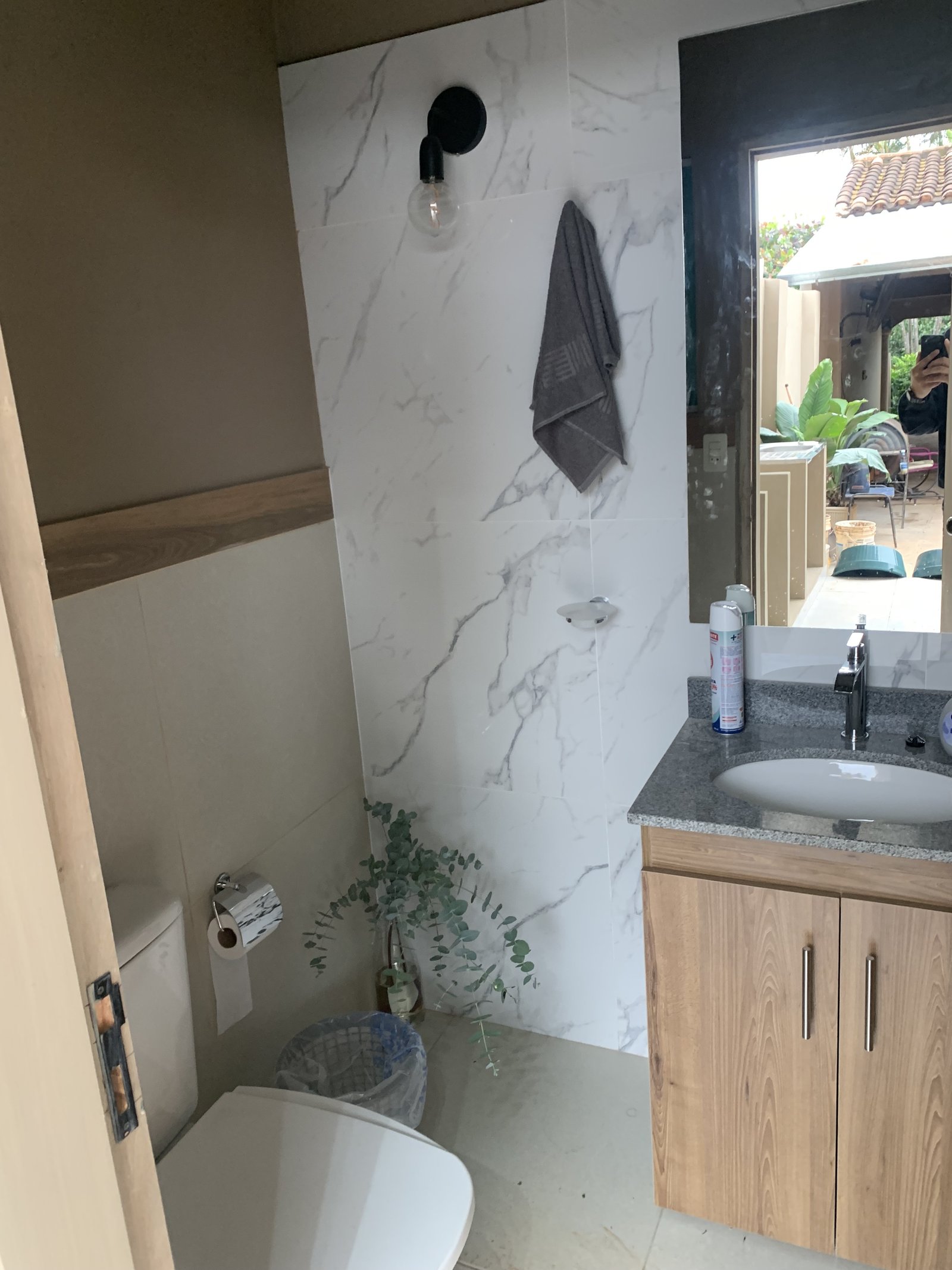 Bano revestido en marmol con bacha de madera, remodelacion San Lorenzo - OGA Constructora