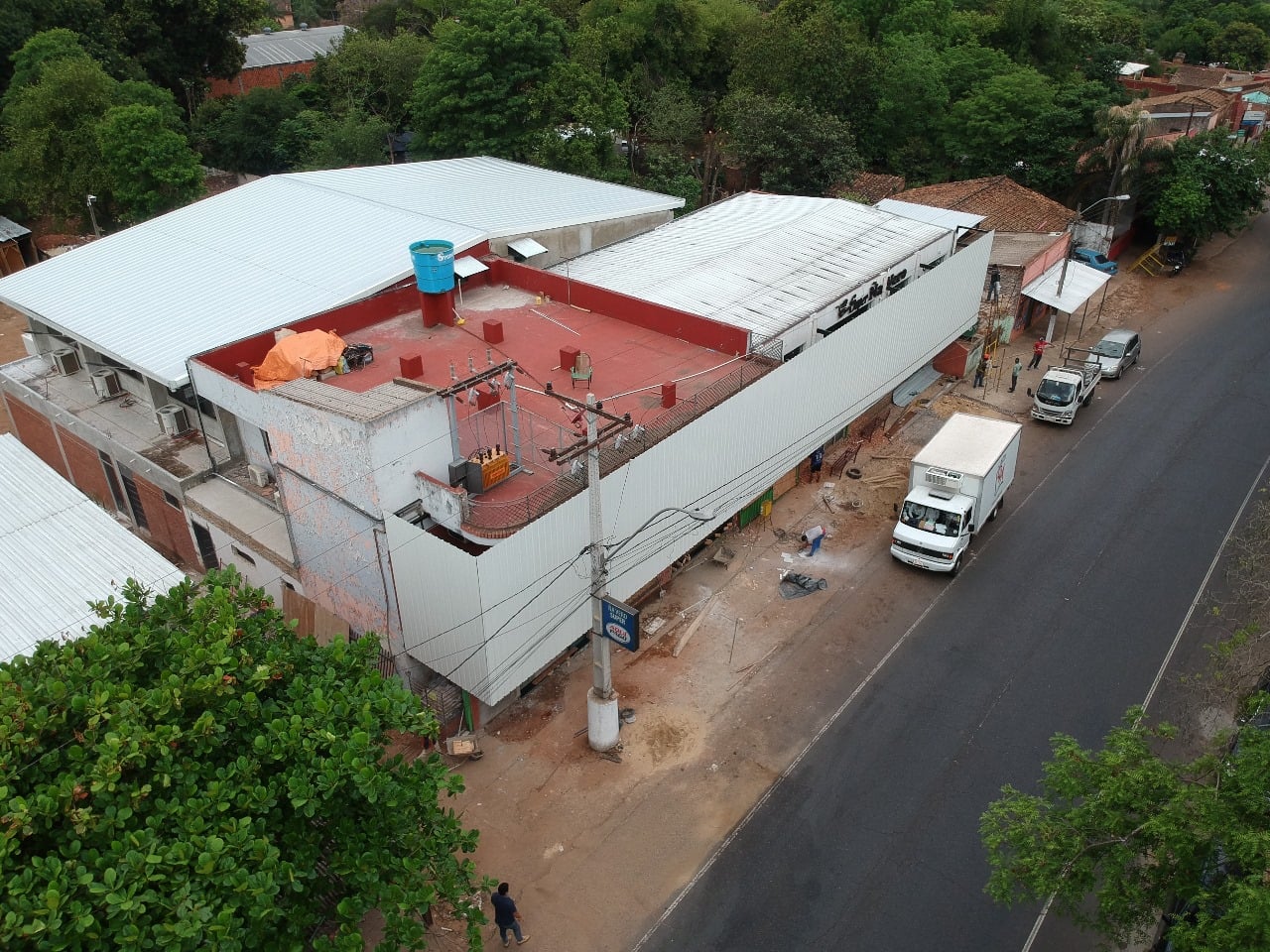 Vista aerea del Supermercado Na Vero con estacionamiento, Yaguaron - OGA Constructora