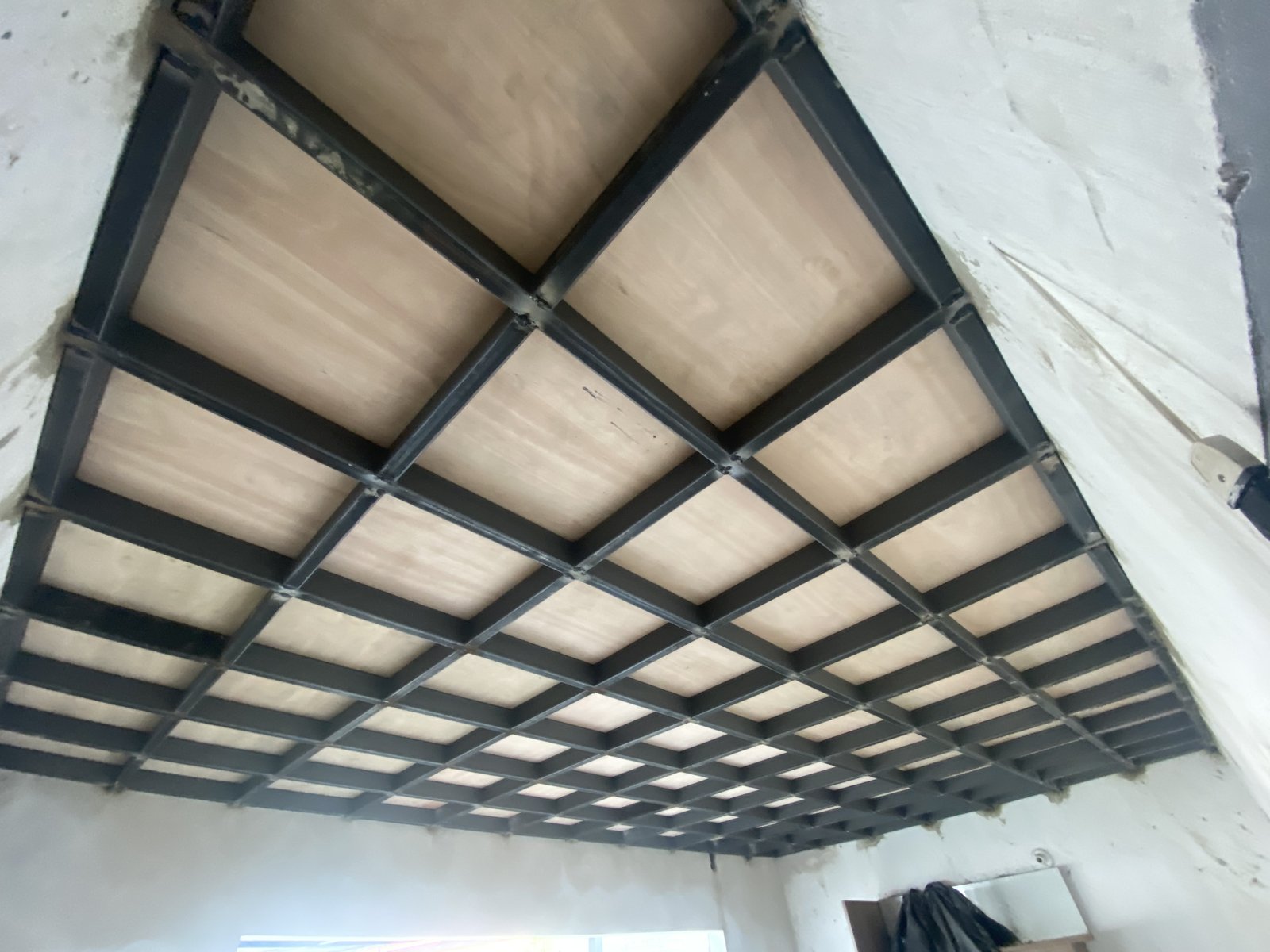 Estructura metalica de techo en construccion del supermercado, Yaguaron - OGA Constructora