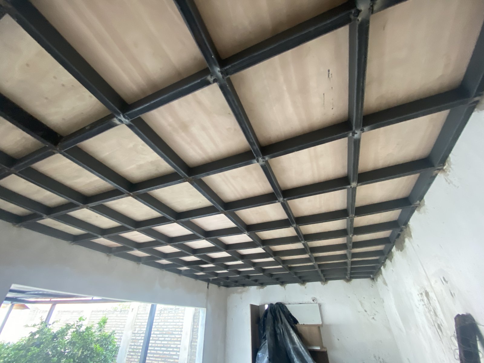 Estructura metalica vista desde el interior del supermercado en obra, Yaguaron - OGA Constructora