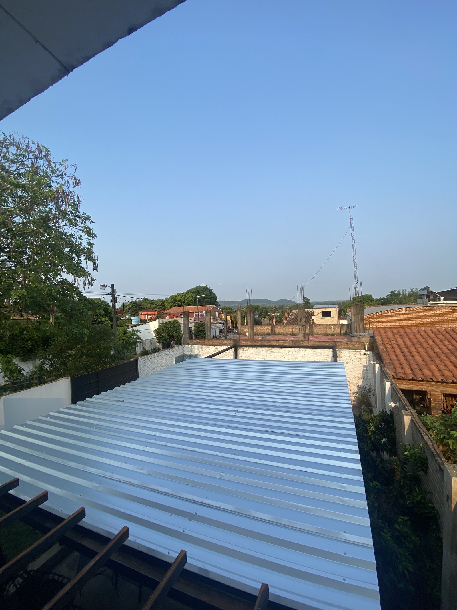 Vista aerea del techo metalico en montaje, supermercado Yaguaron - OGA Constructora