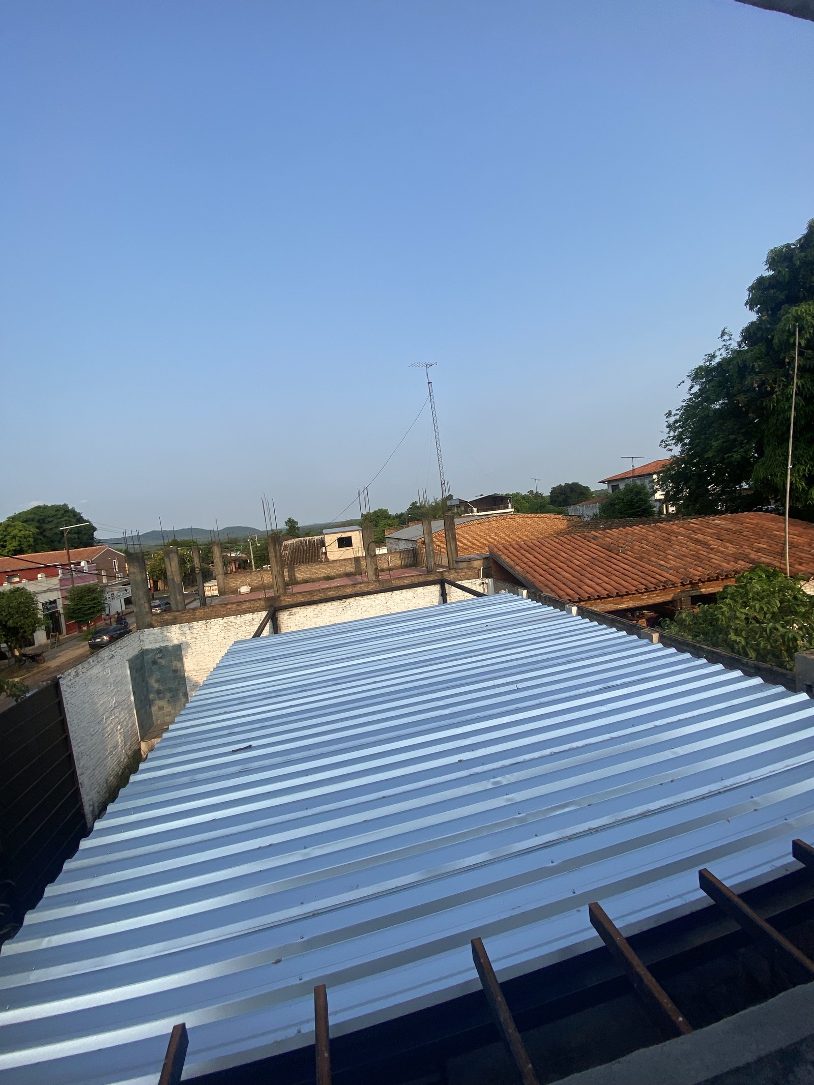 Vista aerea de la cubierta metalica del supermercado, Yaguaron - OGA Constructora