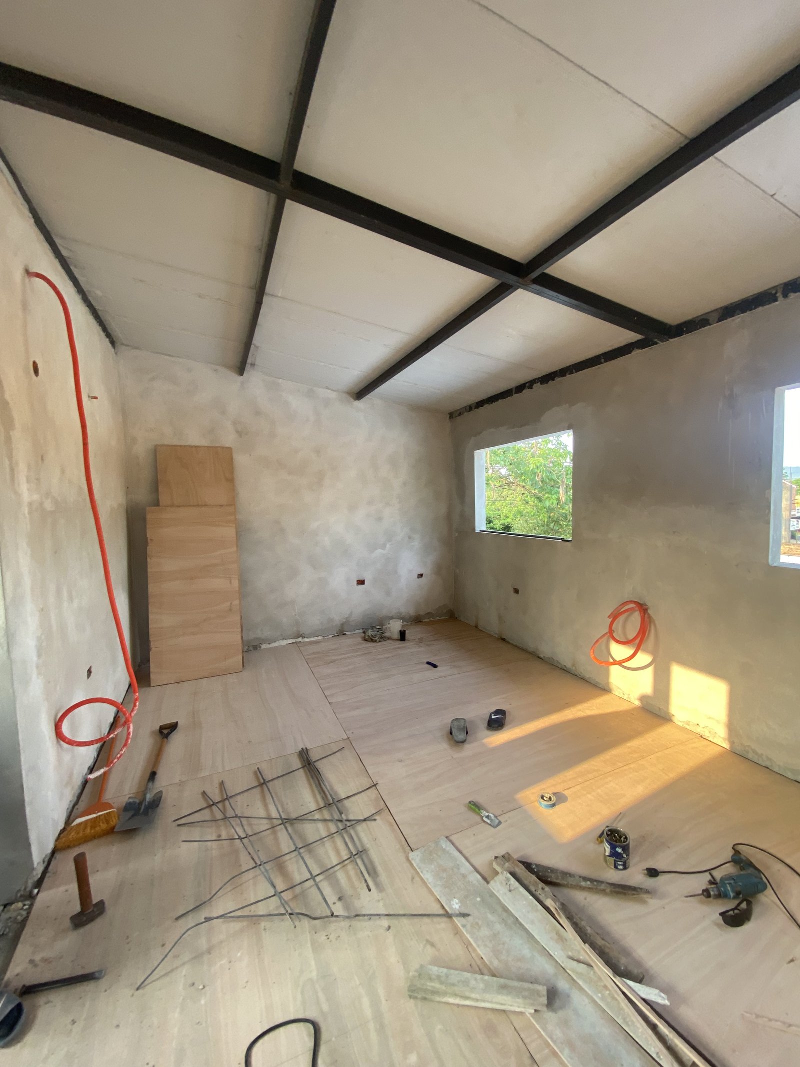 Interior de hormigon con aberturas durante la obra, supermercado Yaguaron - OGA Constructora