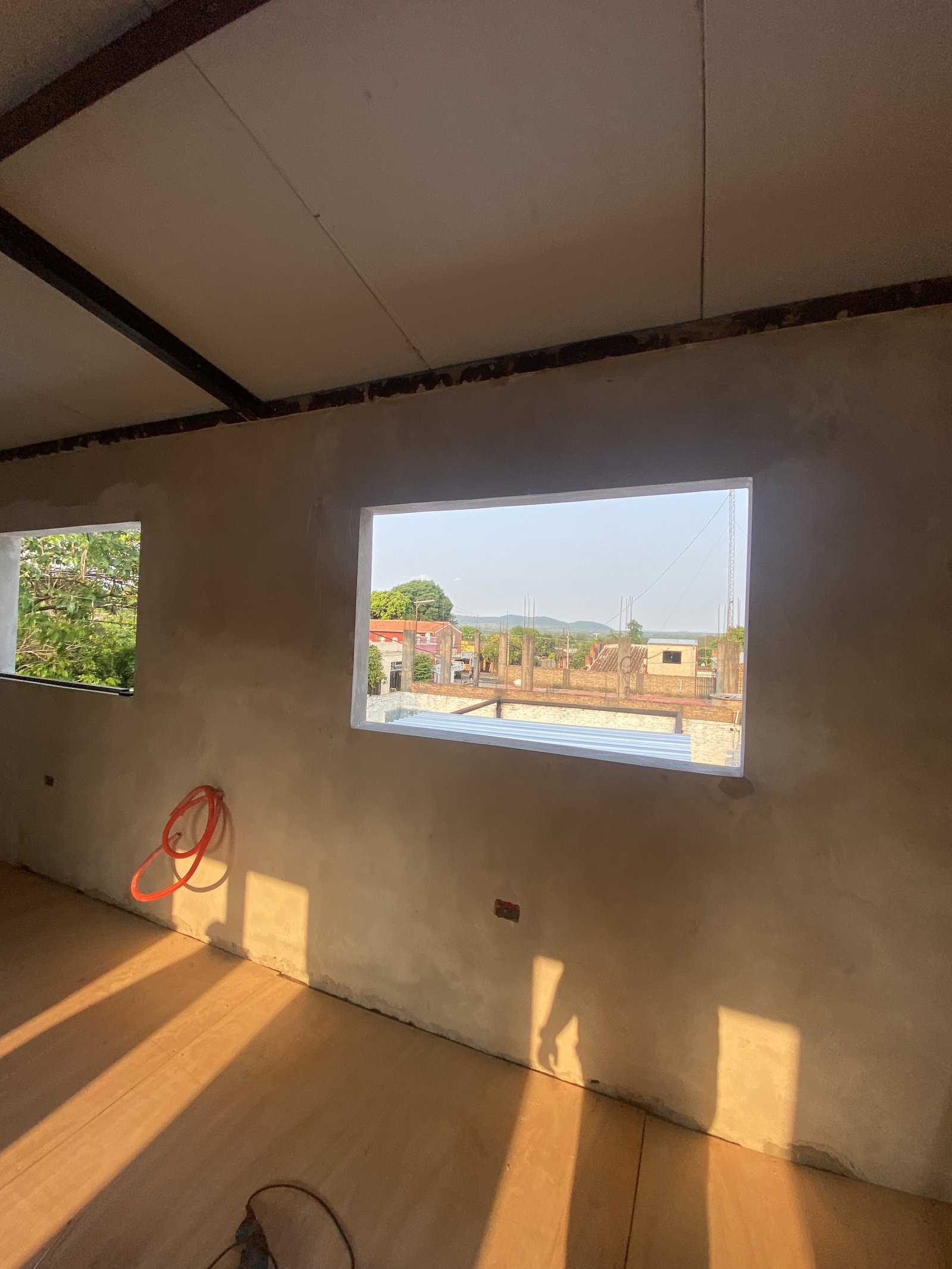 Interior en obra con ventanas del supermercado, Yaguaron - OGA Constructora