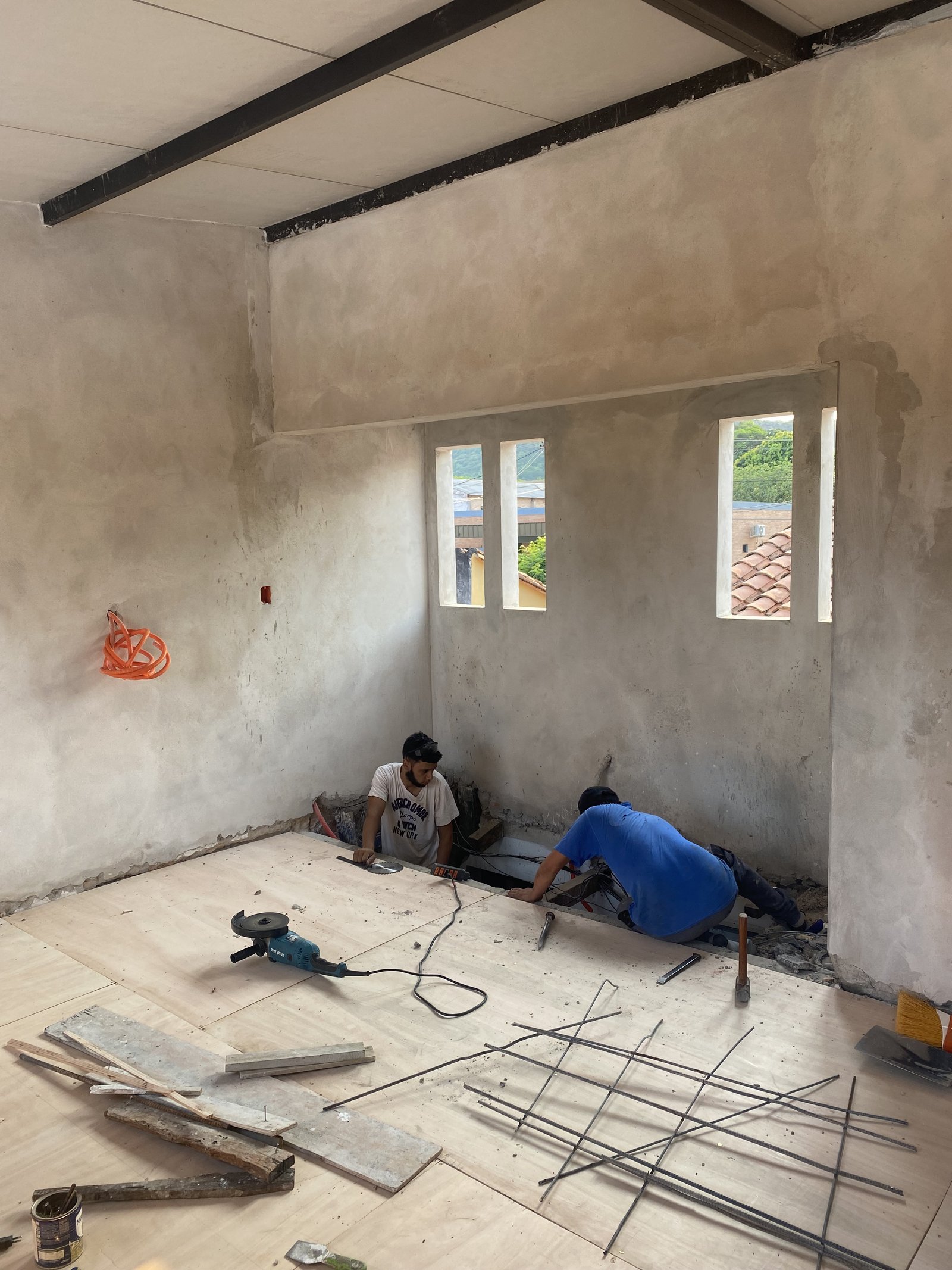 Trabajos de piso en el interior del supermercado en obra, Yaguaron - OGA Constructora