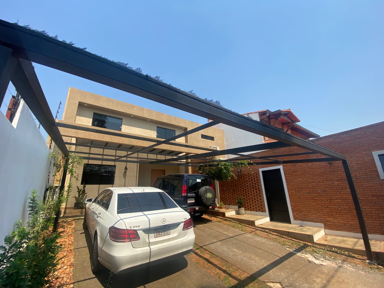 Cochera terminada con estructura metalica, vivienda Lucas San Lorenzo - OGA Constructora