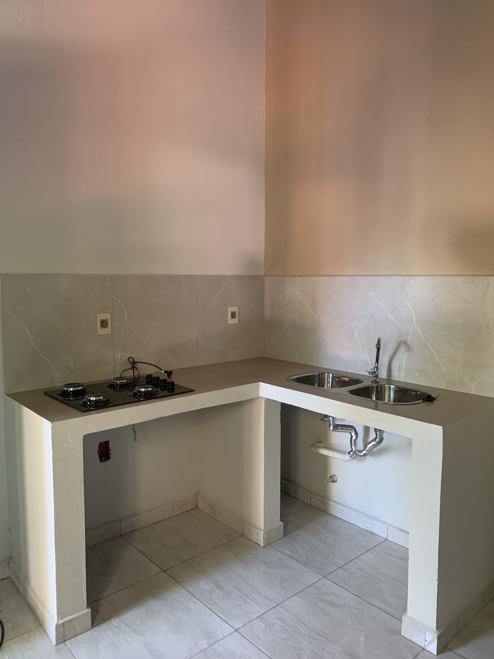 Cocina y lavadero terminados de la vivienda Lucas, San Lorenzo - OGA Constructora